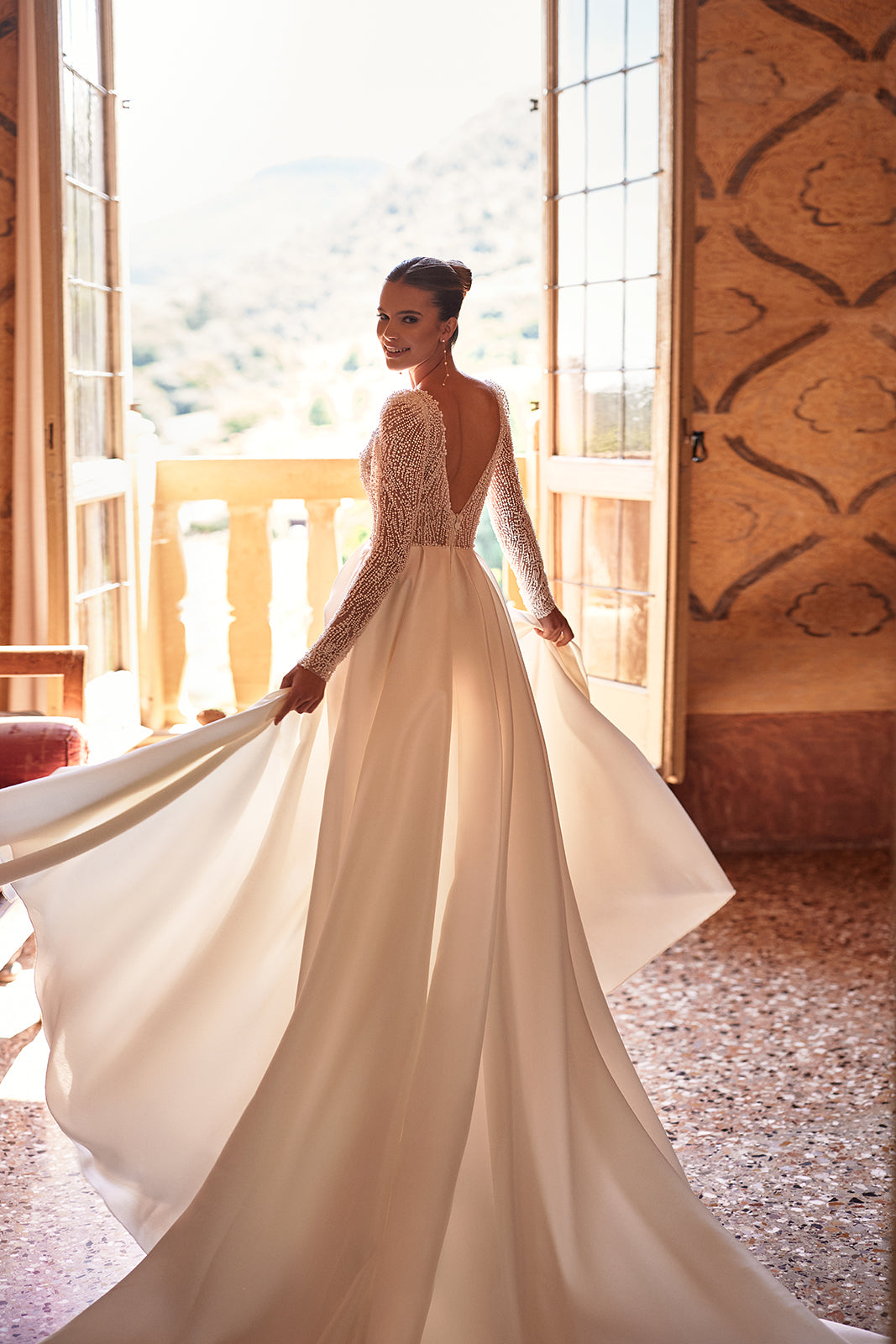 Abito da sposa Agnes classico ed essenziale di DAMA Couture (vista posteriore)