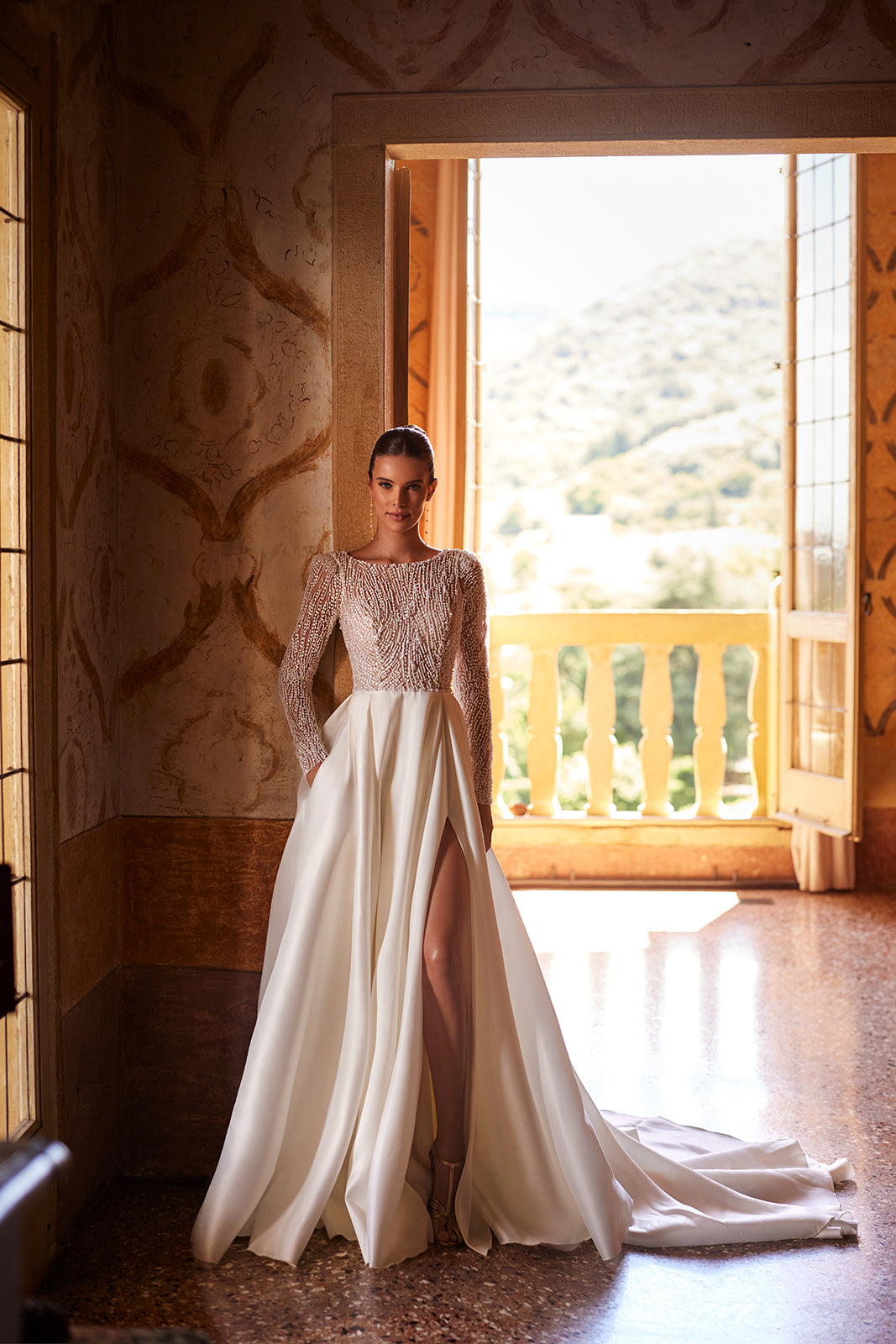 Abito da sposa Agnes classico ed essenziale di DAMA Couture (foto in un contesto reale)