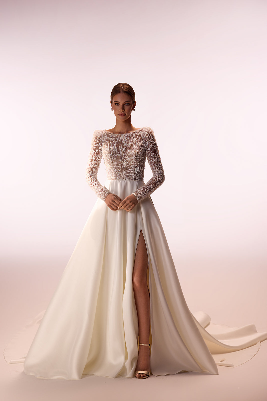 Abito da sposa Agnes classico ed essenziale di DAMA Couture (vista frontale)