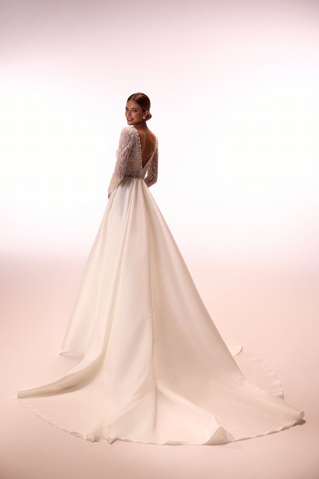 Abito da sposa Agnes classico ed essenziale di DAMA Couture (foto in studio)