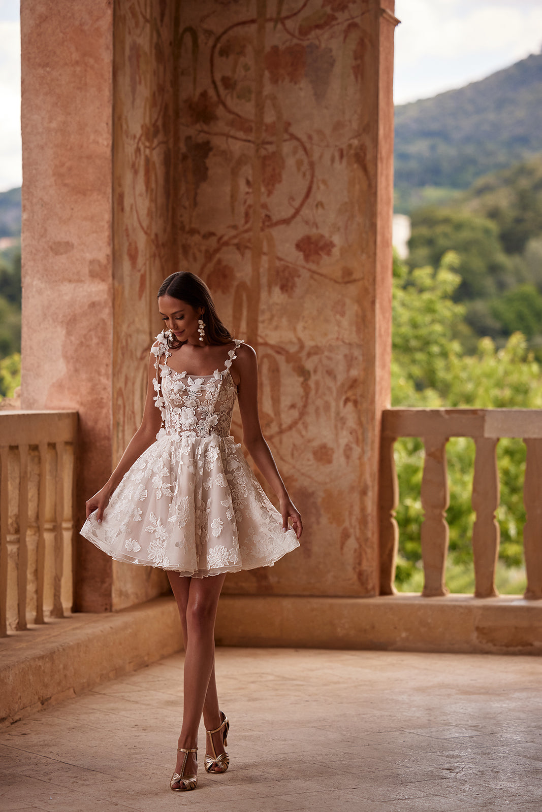 Abito da sposa corto Amanda con pizzo di DAMA Couture (foto a figura intera)
