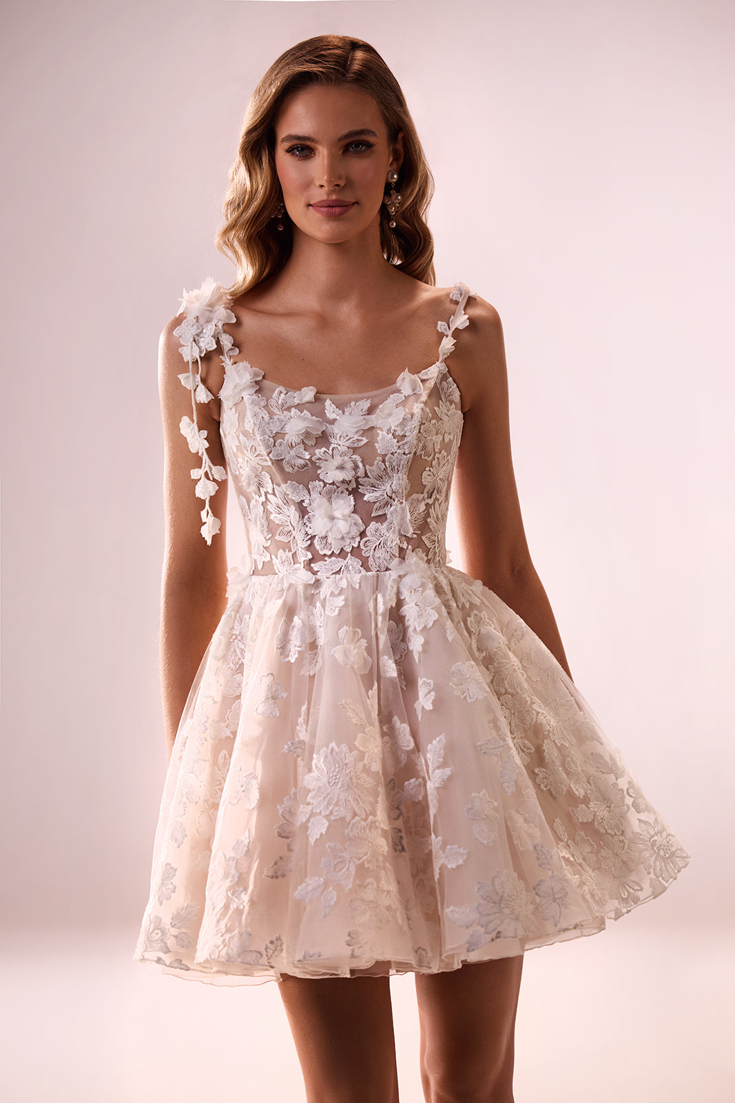 Abito da sposa corto Amanda con pizzo di DAMA Couture (foto in studio)