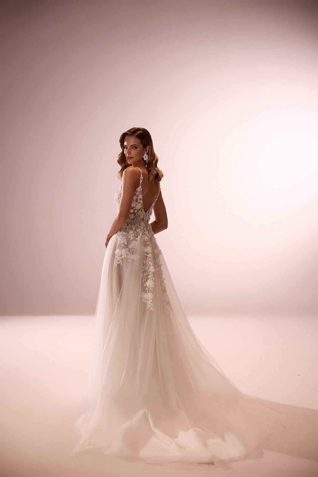 Abito da sposa Amaya con corpetto di DAMA Couture (vista posteriore in studio)