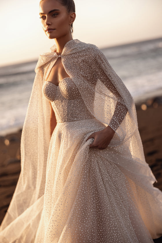 L’abito da sposa Amira ha un corpetto a corsetto con scollo a cuore che valorizza spalle e clavicole, per una linea moderna e raffinata.