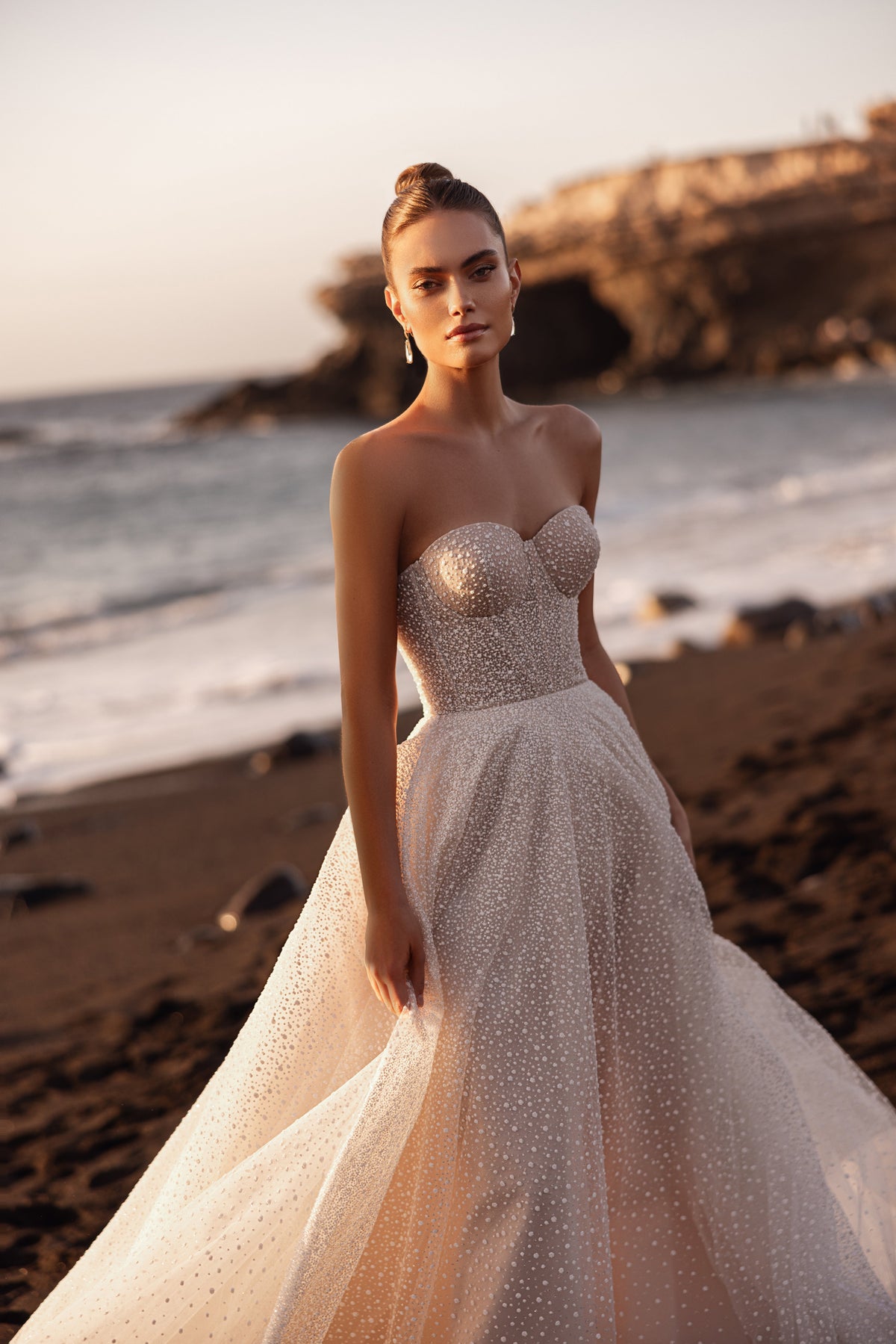 Vista di lato, Amira rivela una gonna leggera e fluida che valorizza con eleganza la figura in movimento.
