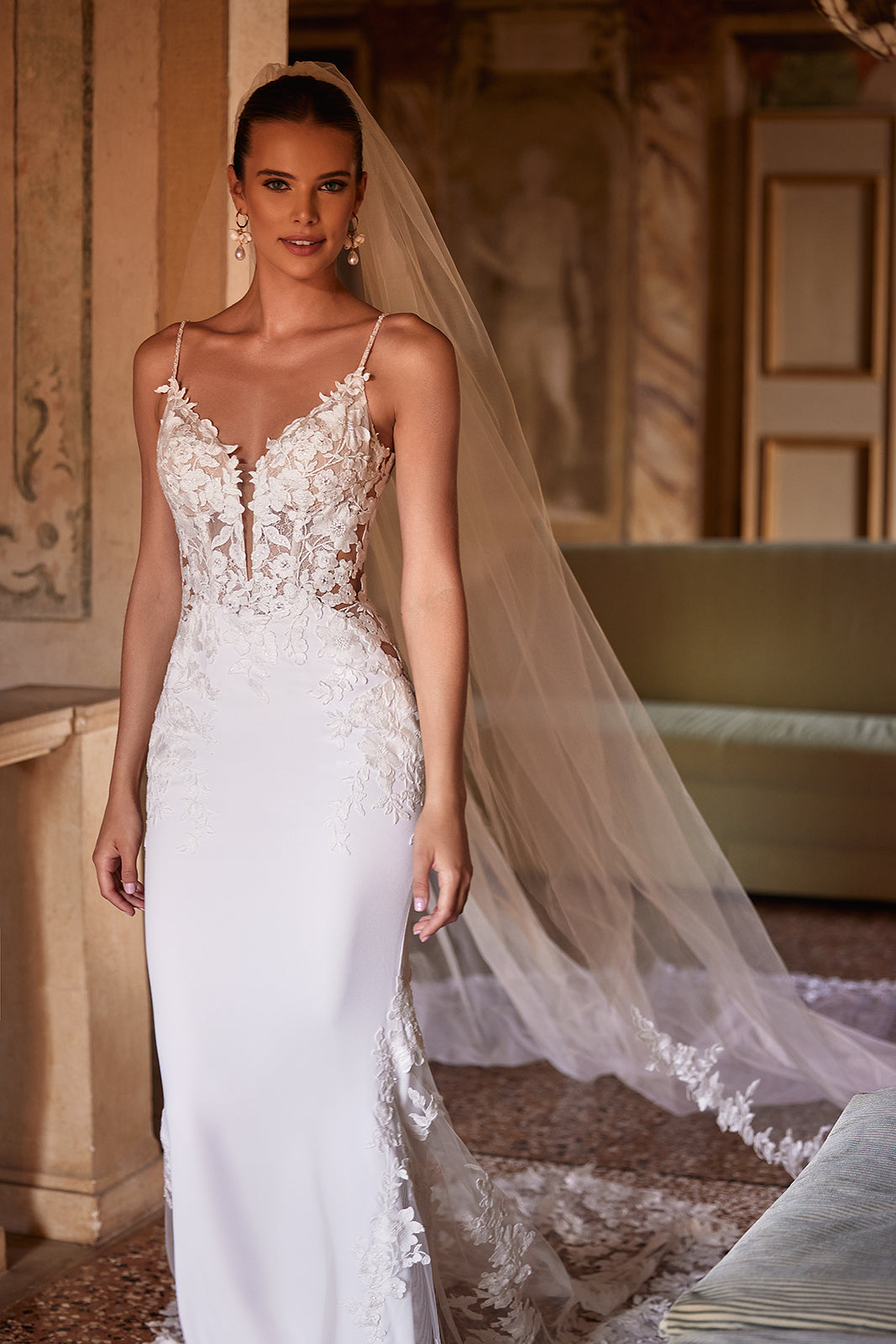 Velo da sposa lungo e classico Apolonia, bordato di pizzo floreale e con pettinino di fissaggio, dell’atelier di abiti da sposa Dama Couture (vista frontale)