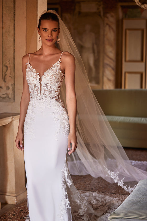 Velo da sposa lungo e classico Apolonia, bordato di pizzo floreale e con pettinino di fissaggio, dell’atelier di abiti da sposa Dama Couture (vista frontale)