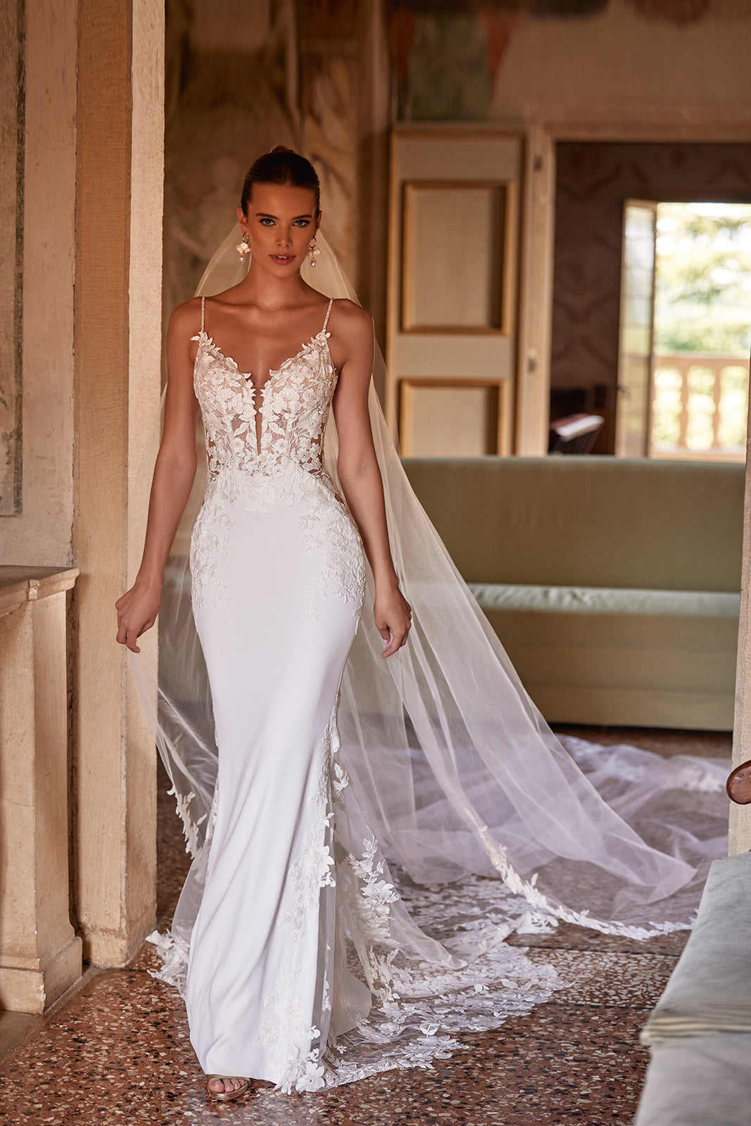Abito da sposa a sirena Apolonia con gonna liscia e strascico di DAMA Couture (foto a figura intera)