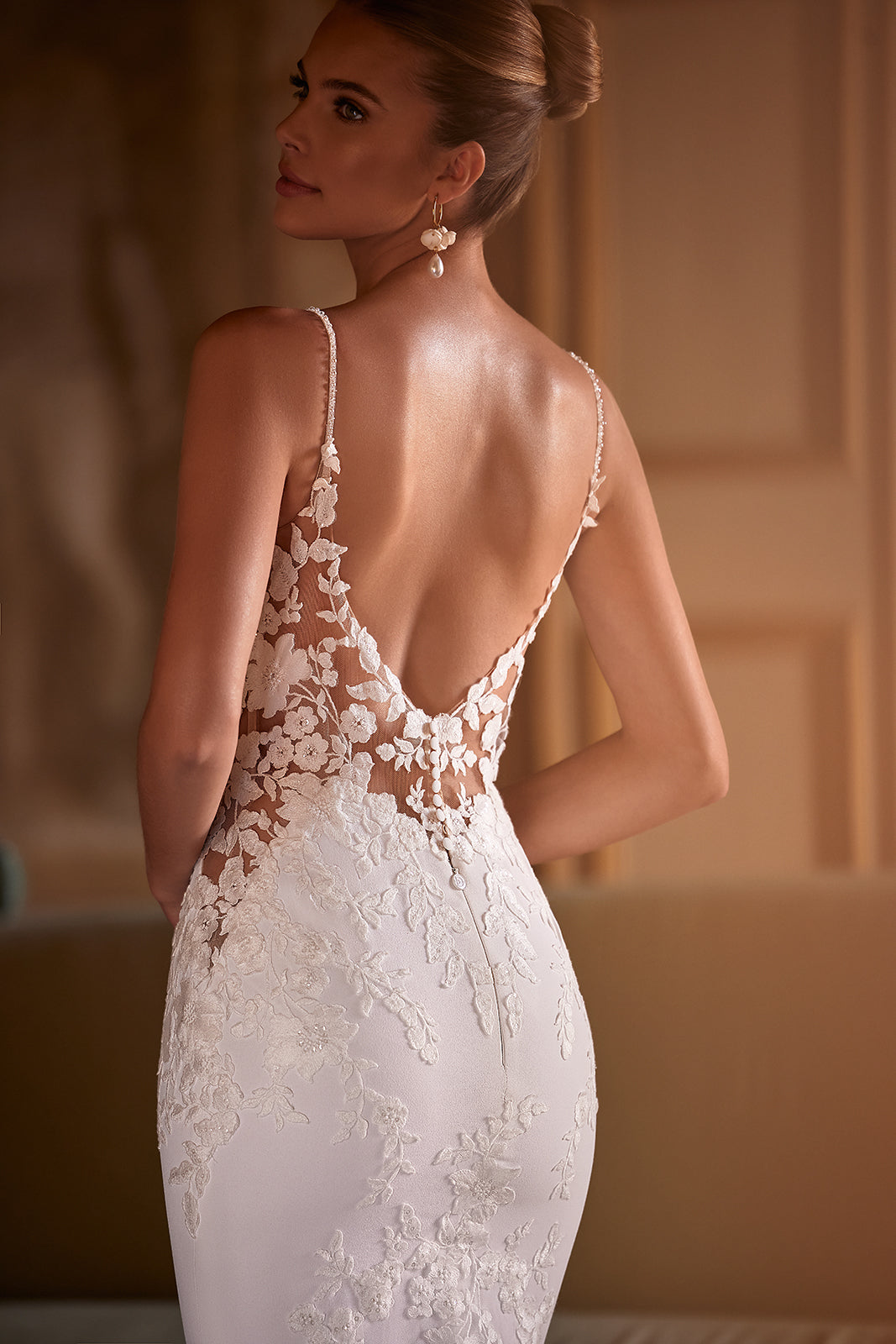 Abito da sposa a sirena Apolonia con gonna liscia e strascico di DAMA Couture (vista posteriore)