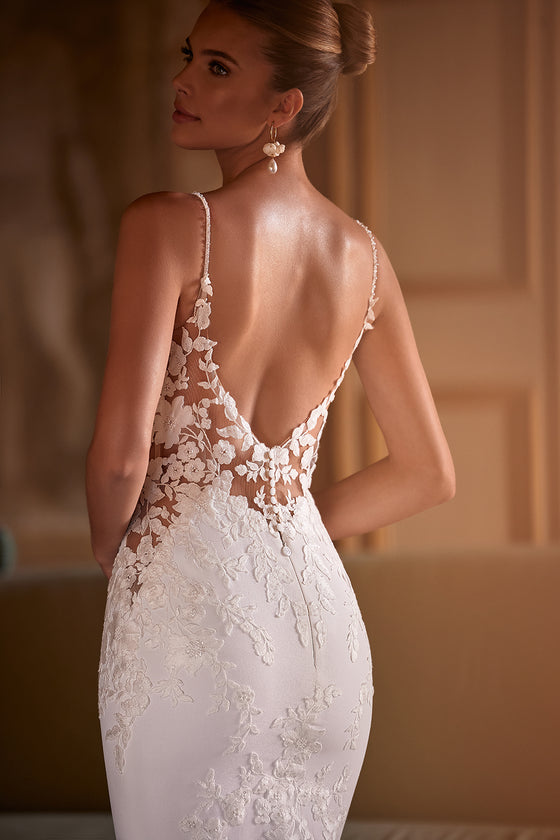 Abito da sposa a sirena Apolonia con gonna liscia e strascico di DAMA Couture (vista posteriore)