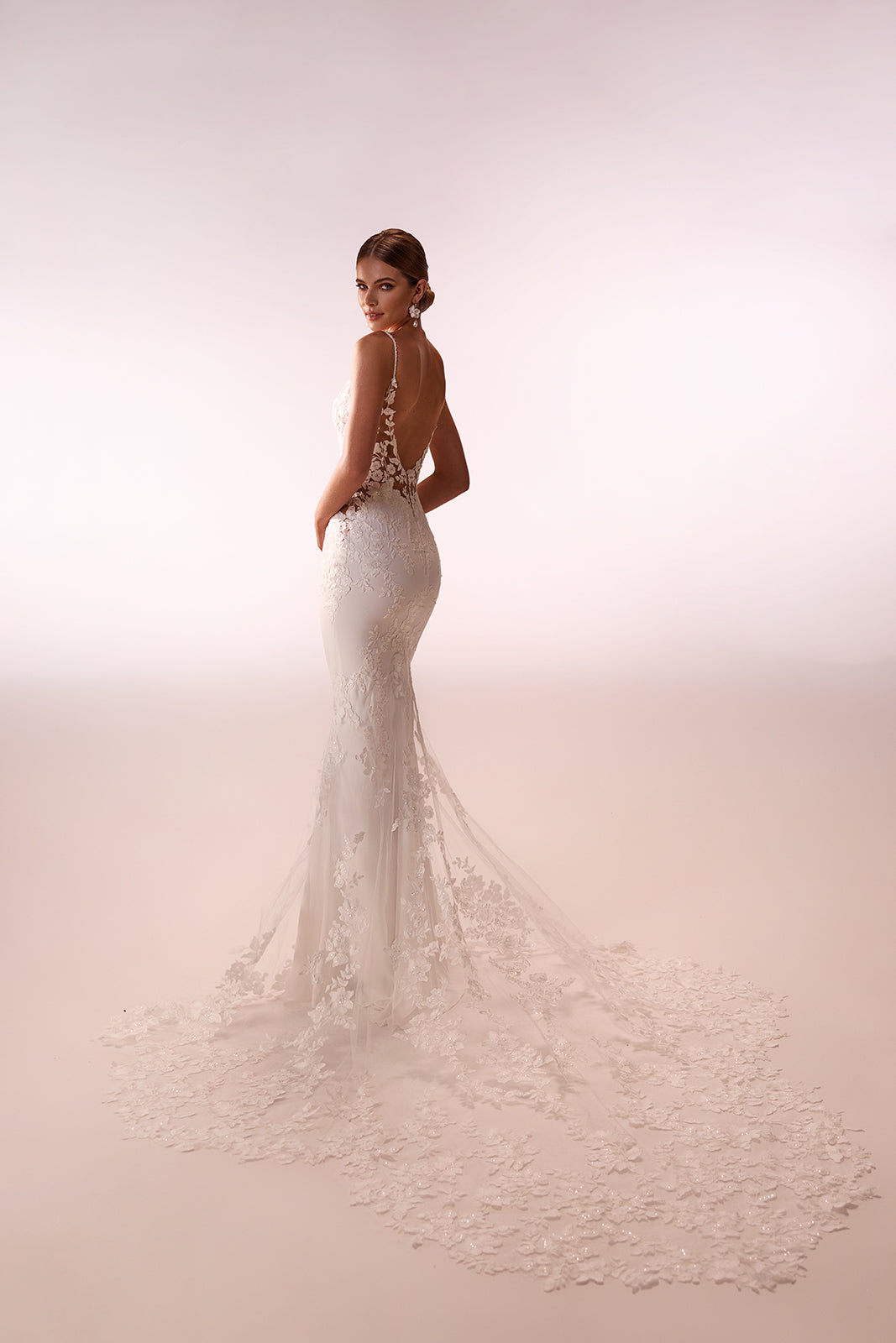 Abito da sposa a sirena Apolonia con gonna liscia e strascico di DAMA Couture (vista posteriore in studio)