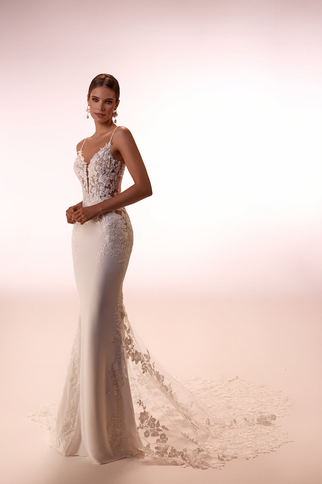Abito da sposa a sirena Apolonia con gonna liscia e strascico di DAMA Couture (vista frontale in studio)