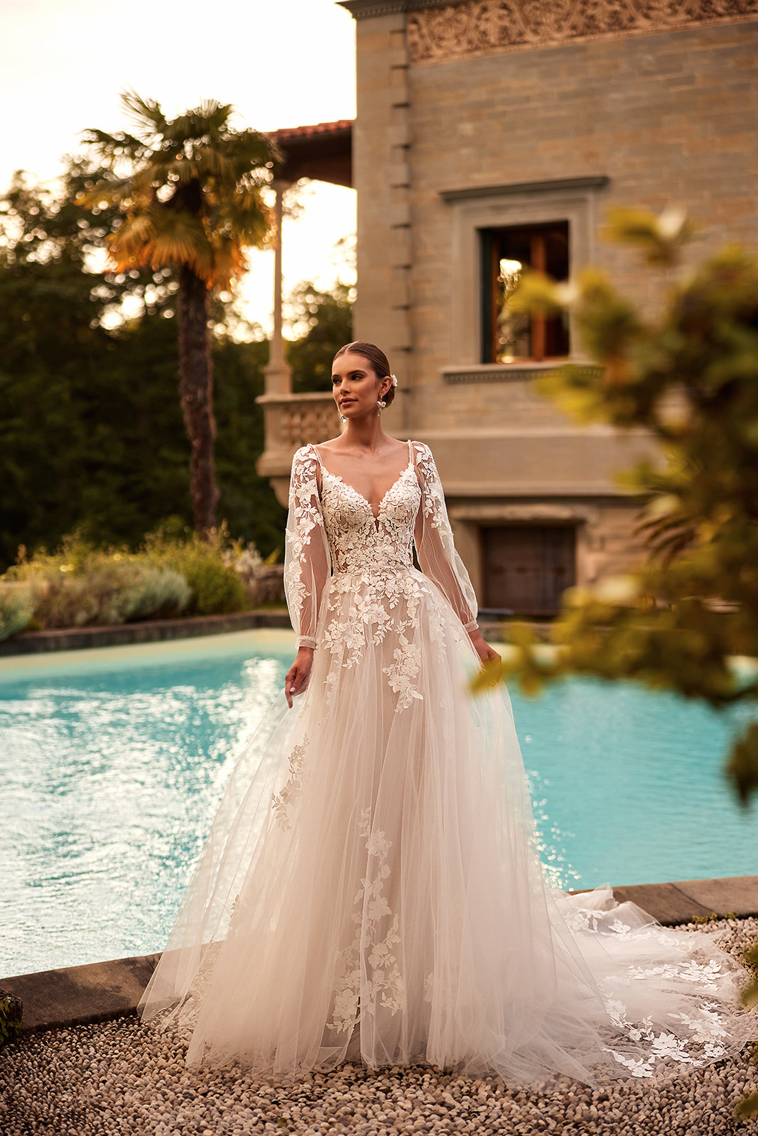 Abito da sposa a principessa Ariana con maniche staccabili di DAMA Couture (foto a figura intera)