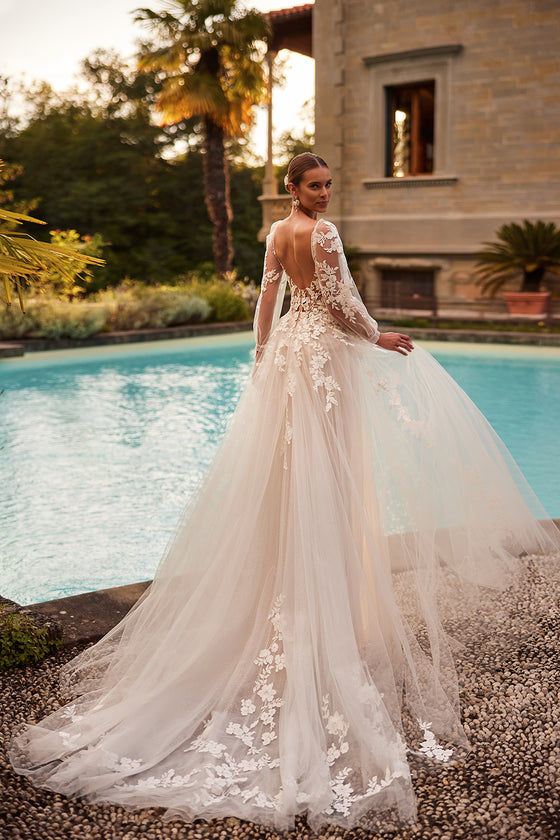Abito da sposa a principessa Ariana con maniche staccabili di DAMA Couture (vista posteriore)