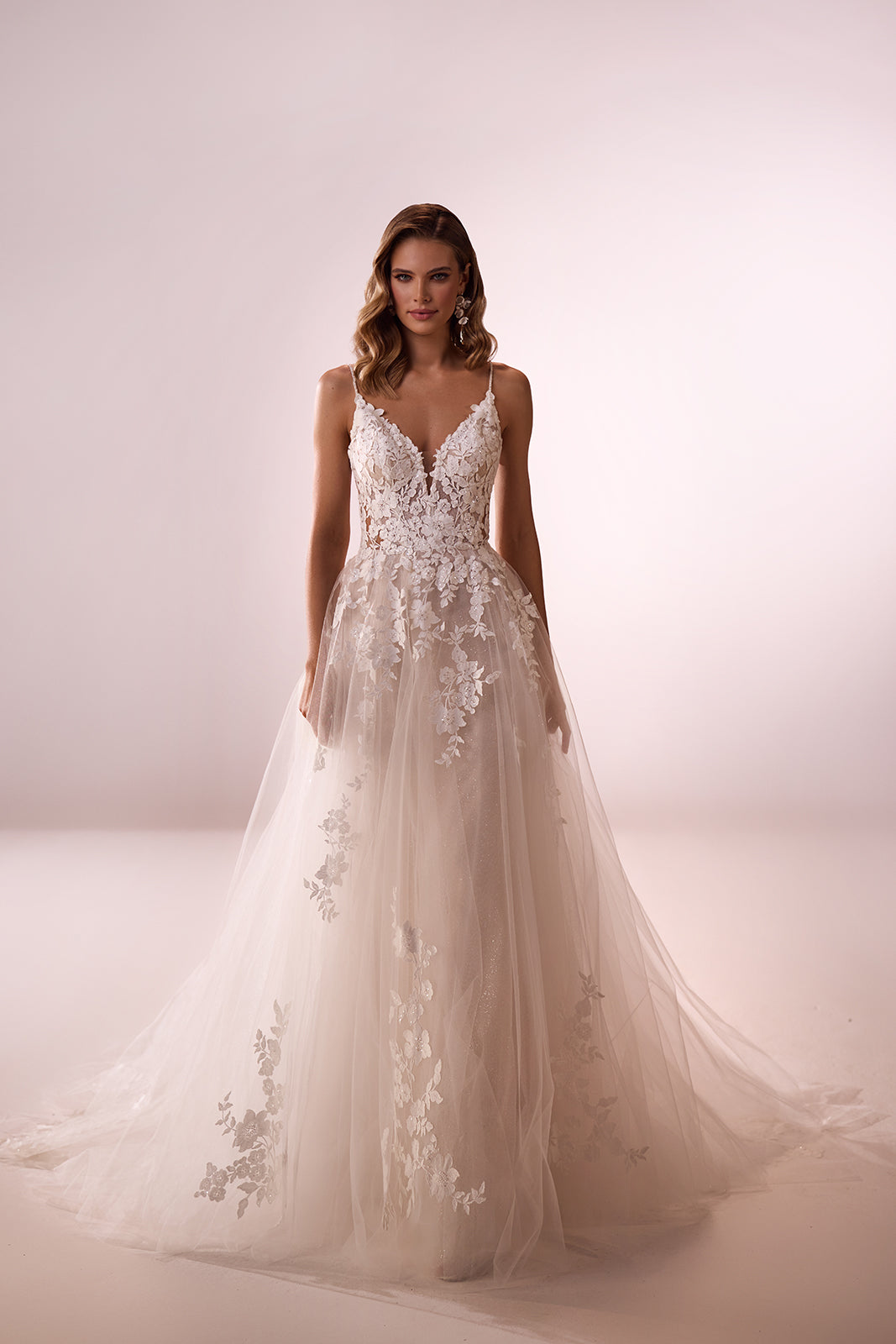 Abito da sposa a principessa Ariana con maniche staccabili di DAMA Couture (foto in studio)