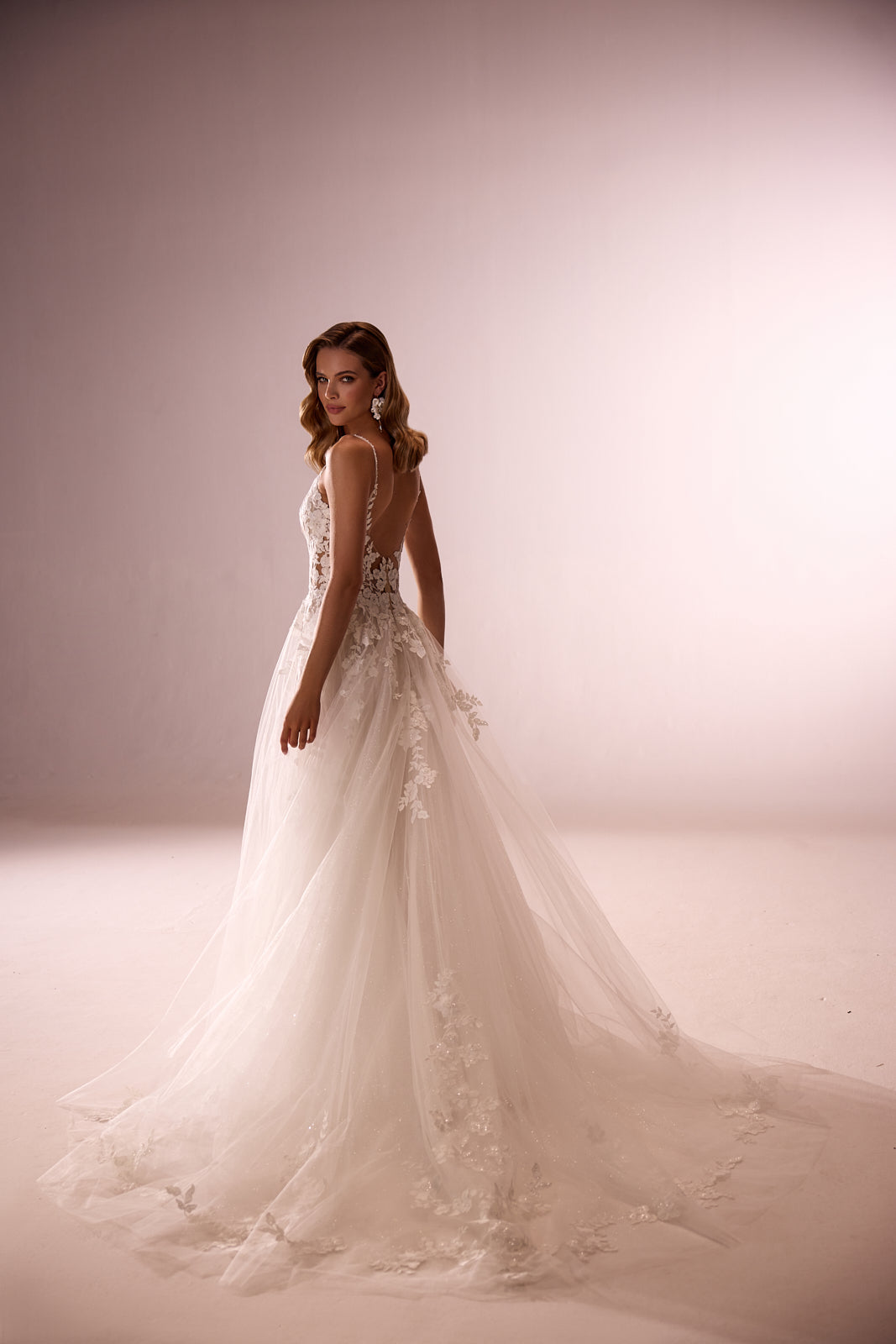 Abito da sposa a principessa Ariana con maniche staccabili di DAMA Couture (vista posteriore in studio)