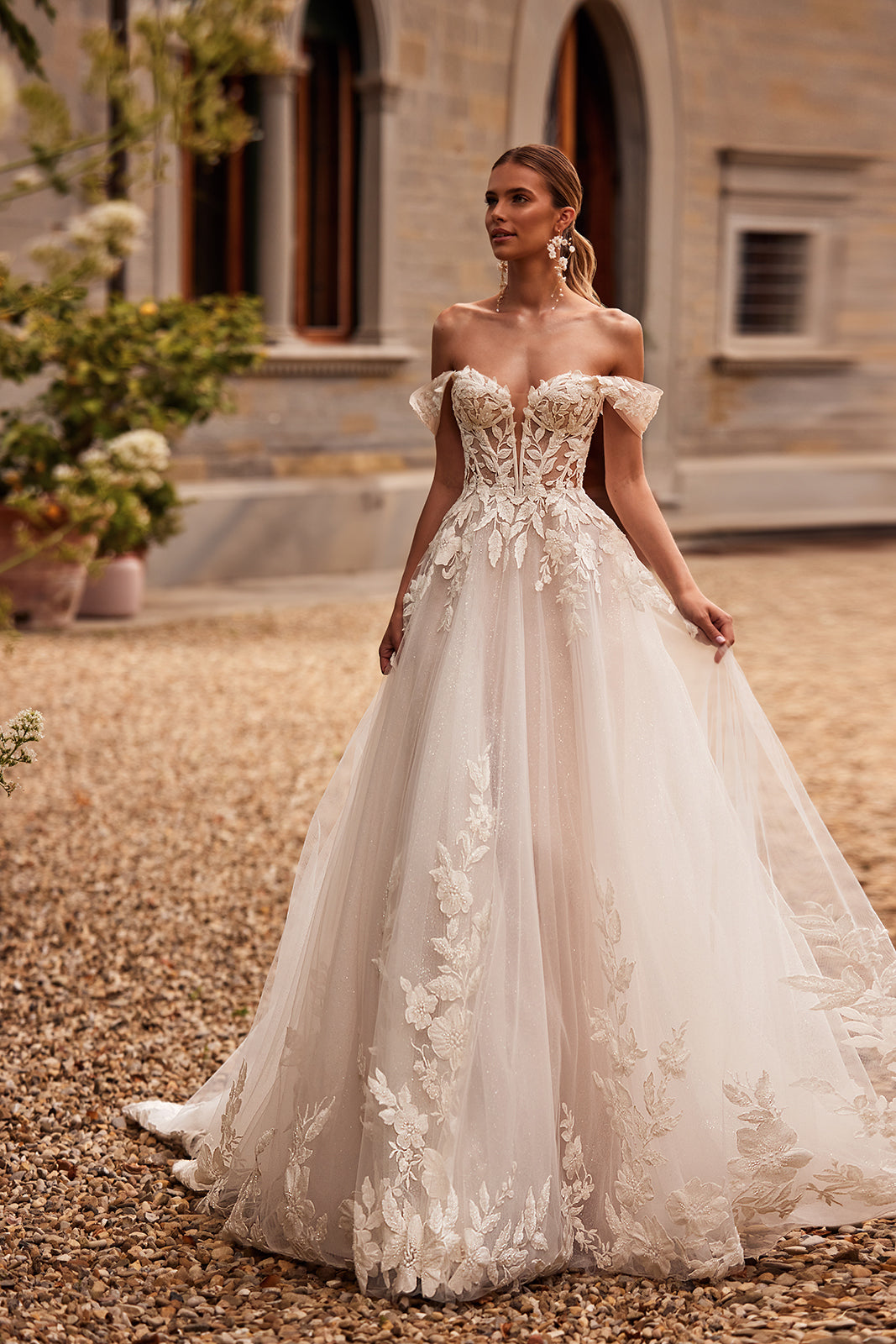 Abito da sposa a principessa Aurora con maniche che scendono dalle spalle di DAMA Couture (foto principale)