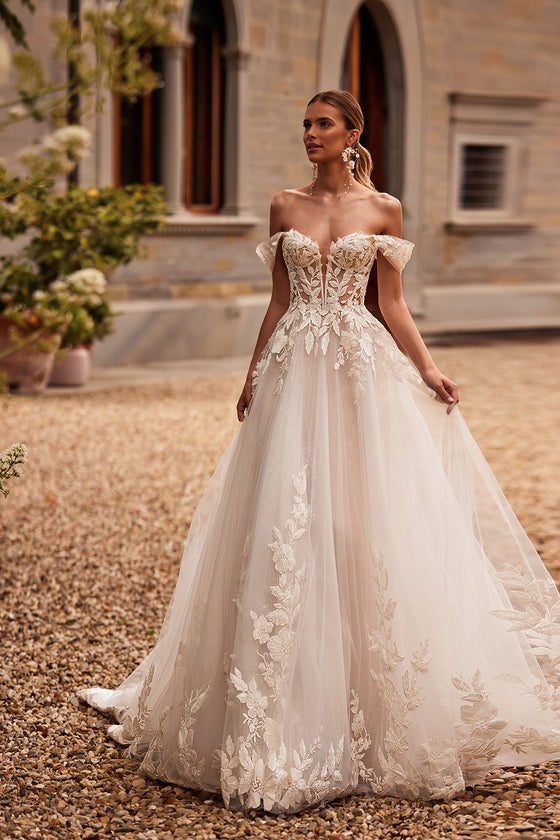 Abito da sposa a principessa Aurora con maniche che scendono dalle spalle di DAMA Couture (foto principale)