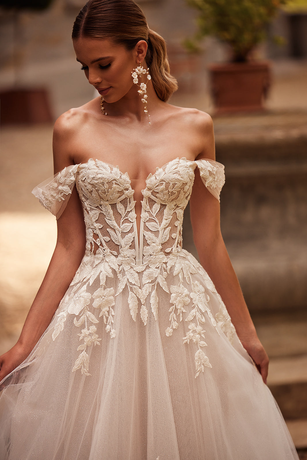 Abito da sposa a principessa Aurora con maniche che scendono dalle spalle di DAMA Couture (dettaglio)