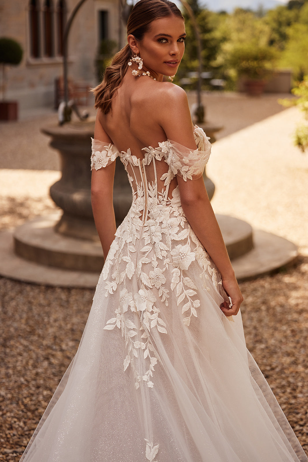 Abito da sposa a principessa Aurora con maniche che scendono dalle spalle di DAMA Couture (vista posteriore)