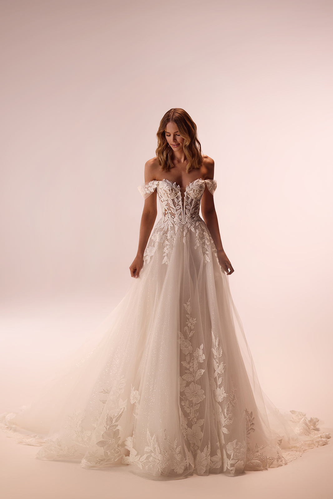 Abito da sposa a principessa Aurora con maniche che scendono dalle spalle di DAMA Couture (foto in studio)