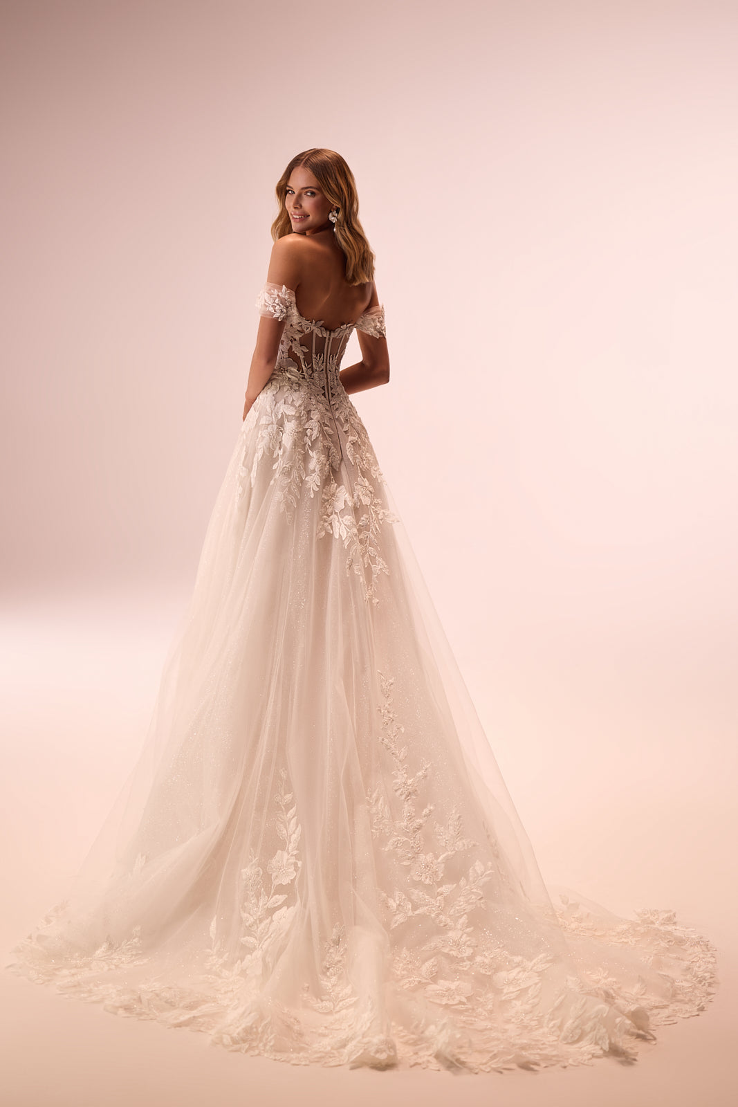 Abito da sposa a principessa Aurora con maniche che scendono dalle spalle di DAMA Couture (vista posteriore in studio)