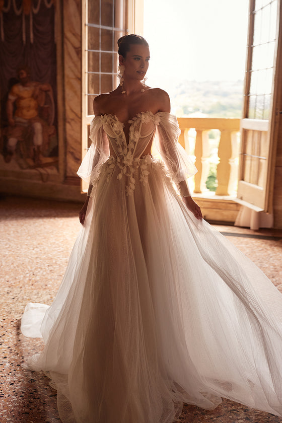 Abito da sposa a principessa Avalon con maniche che scendono dalle spalle di DAMA Couture (foto principale)