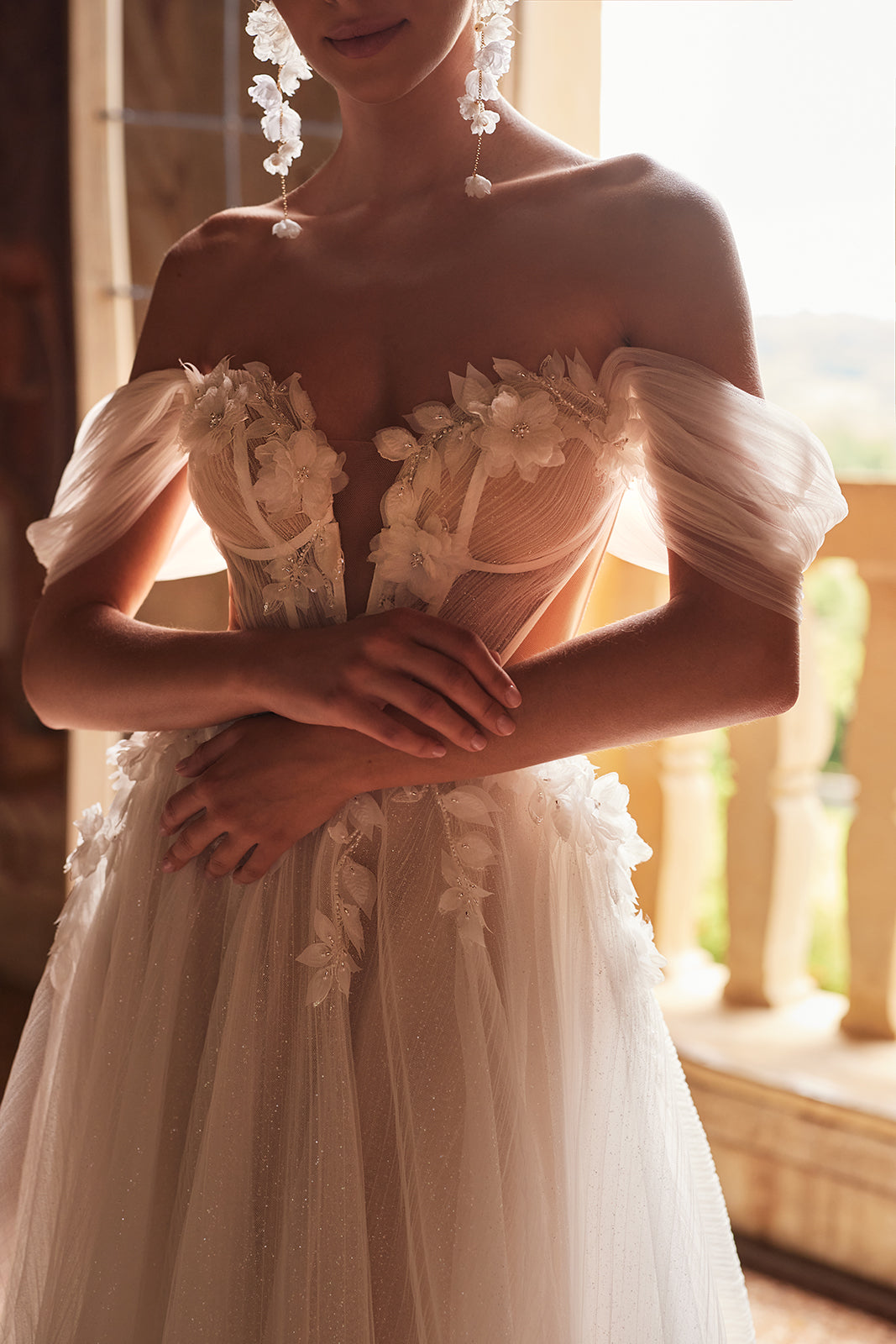 Abito da sposa a principessa Avalon con maniche che scendono dalle spalle di DAMA Couture (dettaglio)