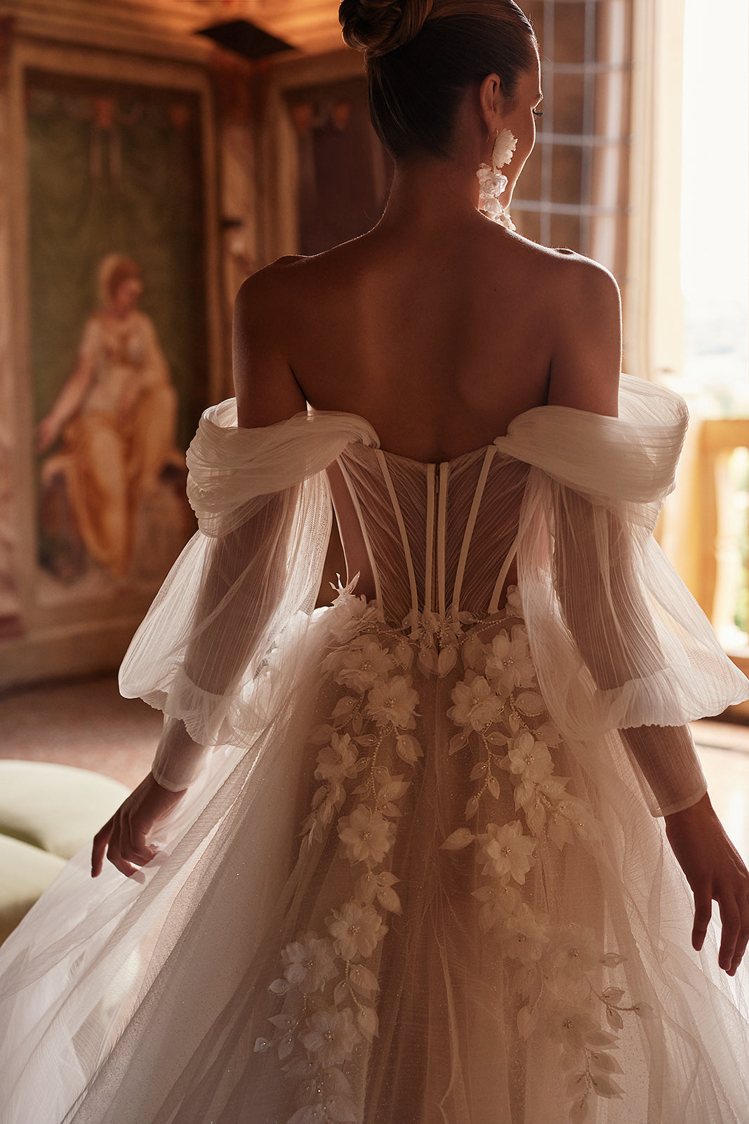 Abito da sposa a principessa Avalon con maniche che scendono dalle spalle di DAMA Couture (vista posteriore)