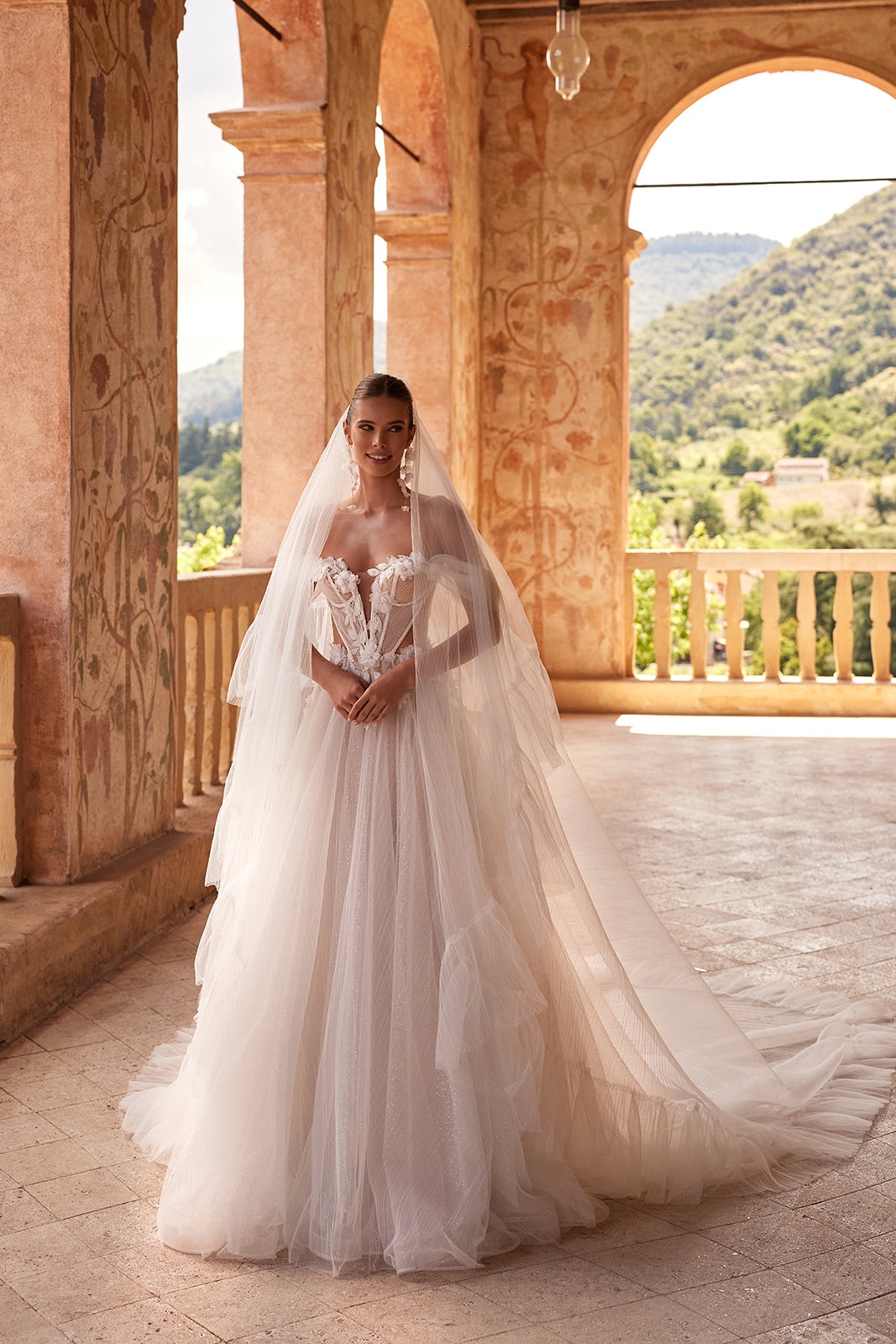 Abito da sposa a principessa Avalon con maniche che scendono dalle spalle di DAMA Couture (foto con velo)