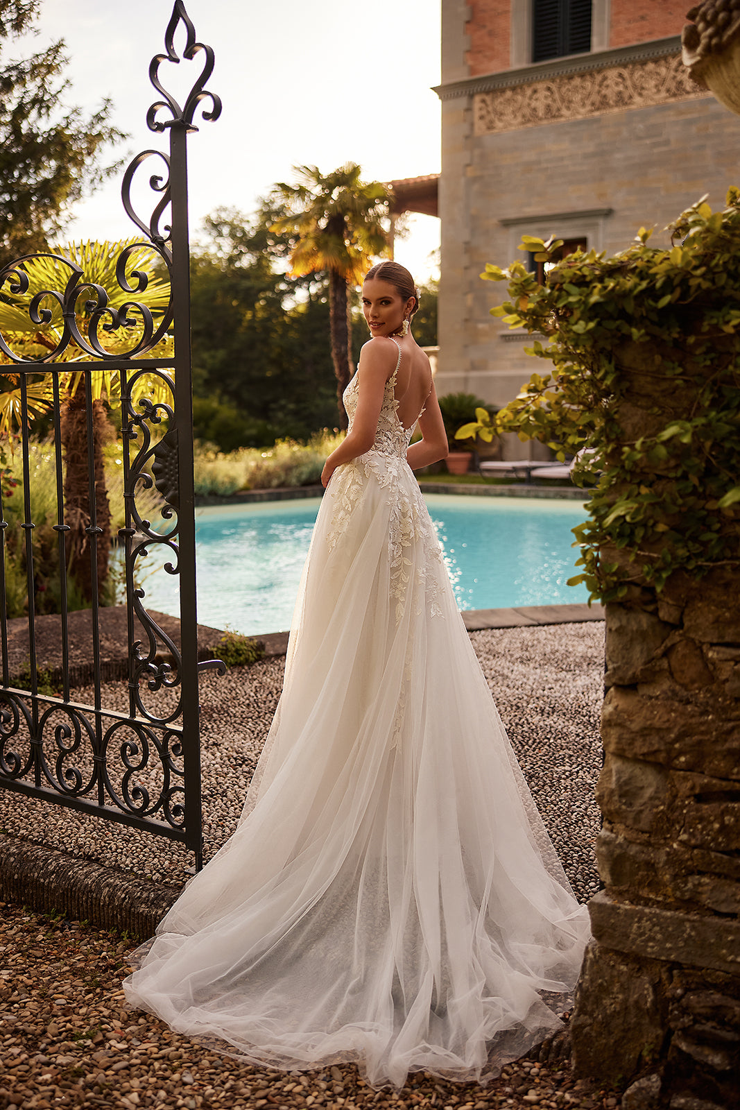 Abito da sposa a principessa Beatrix con pizzo di DAMA Couture (vista posteriore)