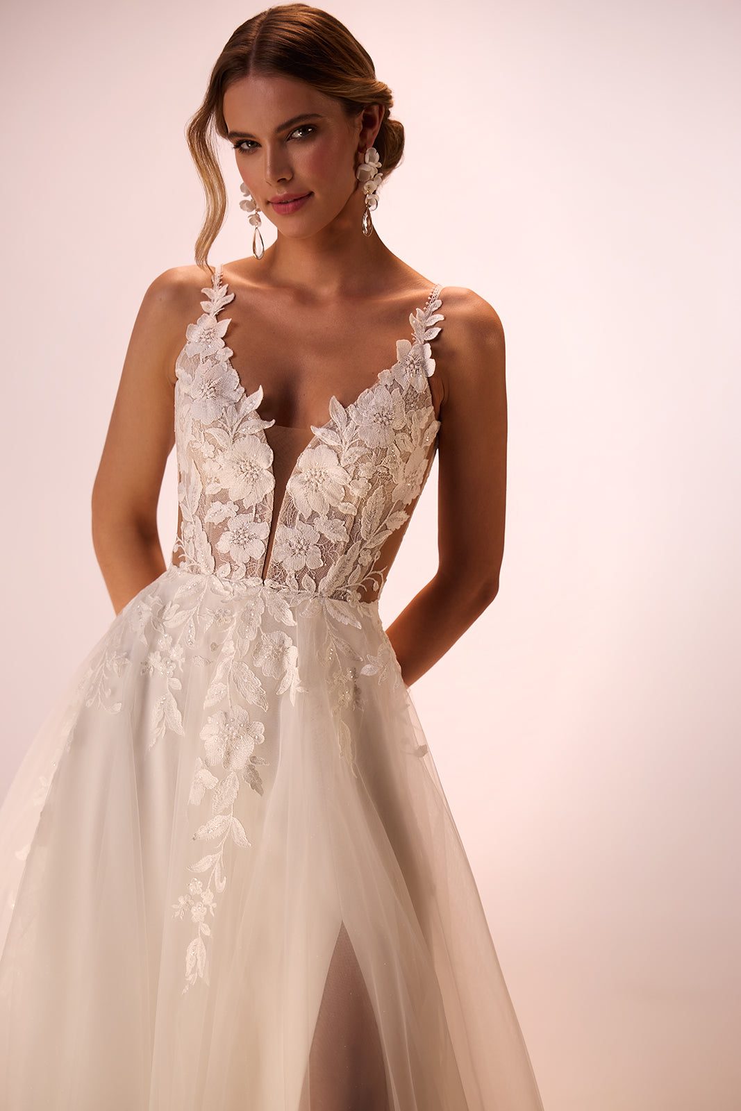 Abito da sposa a principessa Beatrix con pizzo di DAMA Couture (foto in studio)