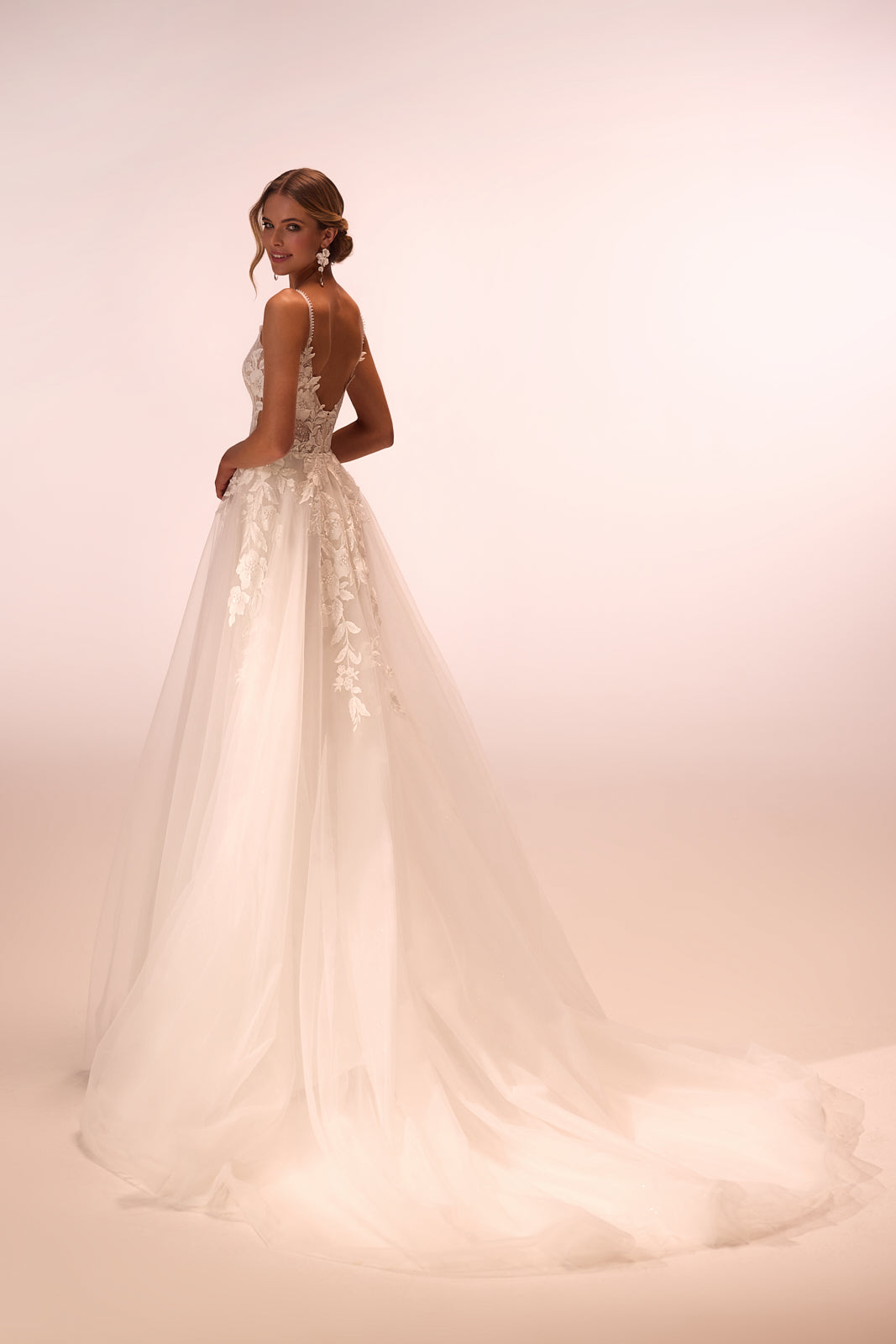 Abito da sposa a principessa Beatrix con pizzo di DAMA Couture (vista posteriore in studio)