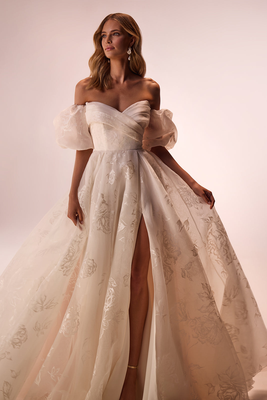 Abito da sposa Berta semplice, con guipure stampata, di DAMA Couture (foto principale)