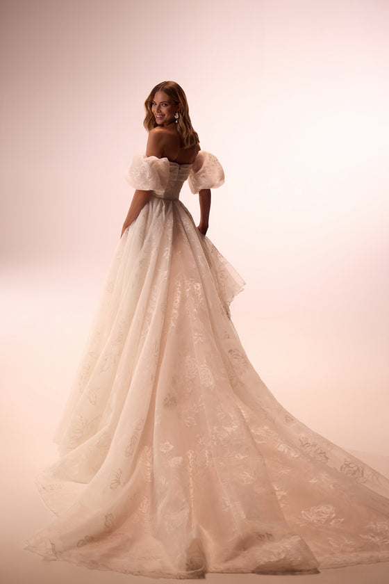 Abito da sposa Berta semplice, con guipure stampata, di DAMA Couture (vista posteriore)