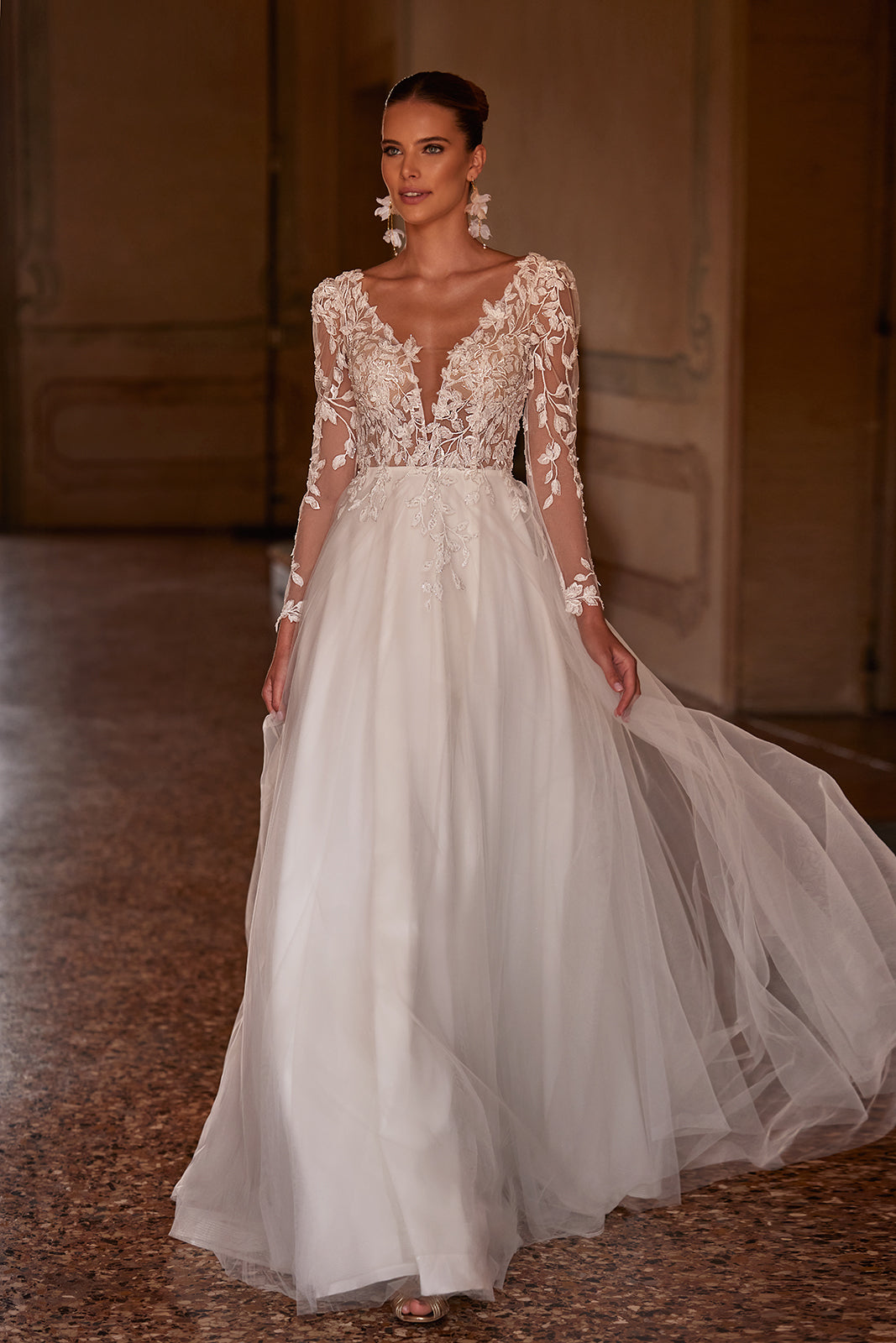 Abito da sposa Calista Cristal in pizzo con maniche lunghe di DAMA Couture (foto principale)