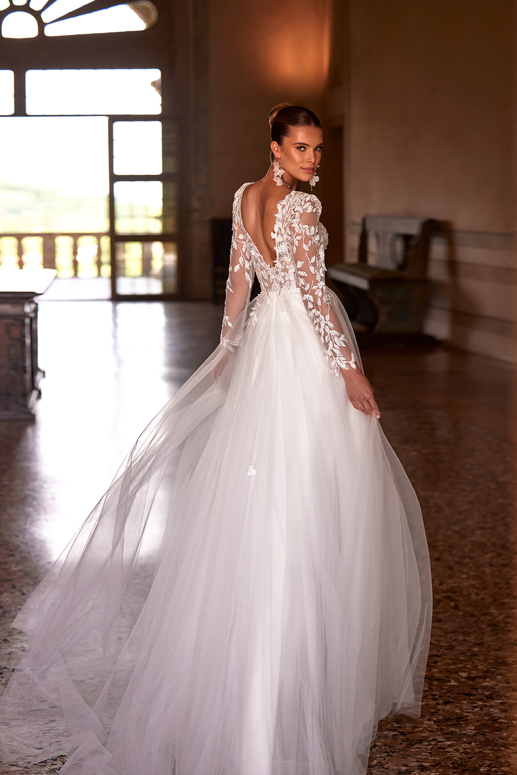 Abito da sposa Calista Cristal in pizzo con maniche lunghe di DAMA Couture (vista posteriore)
