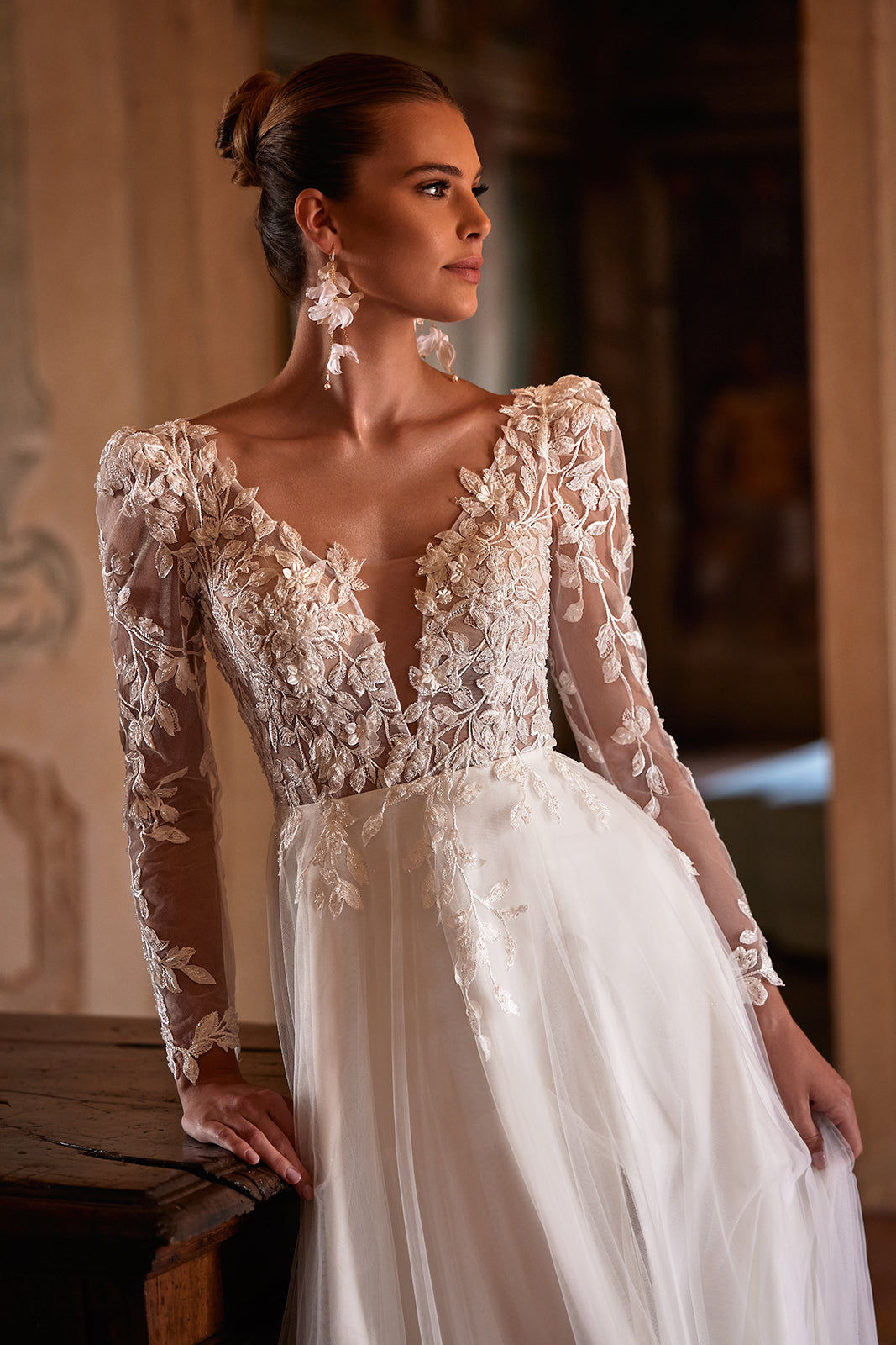 Abito da sposa Calista Cristal in pizzo con maniche lunghe di DAMA Couture (dettaglio)