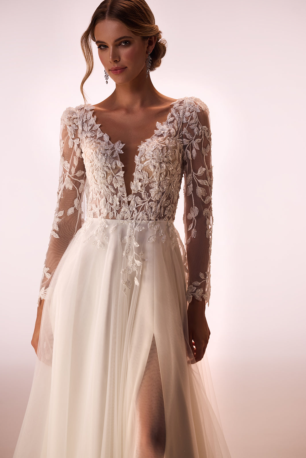 Abito da sposa Calista Cristal in pizzo con maniche lunghe di DAMA Couture (vista frontale in studio)