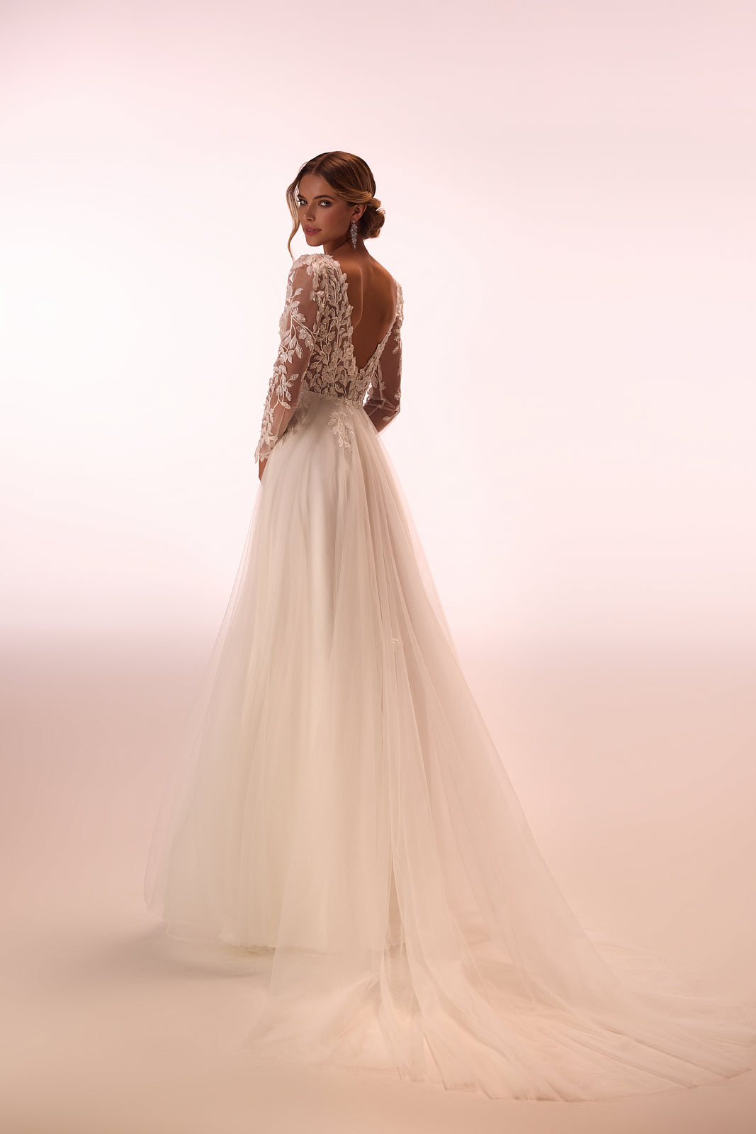 Abito da sposa Calista Cristal in pizzo con maniche lunghe di DAMA Couture (foto in studio)