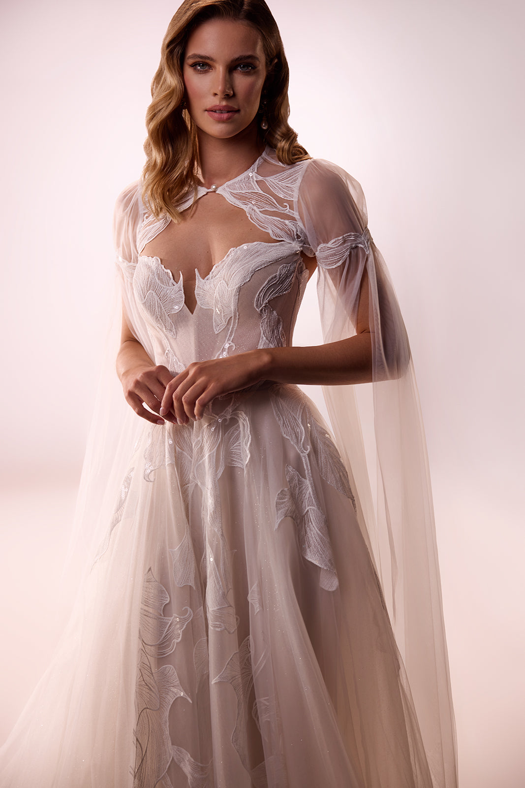 Abito da sposa boho moderno Calla con bolero in pizzo di DAMA Couture (foto principale)