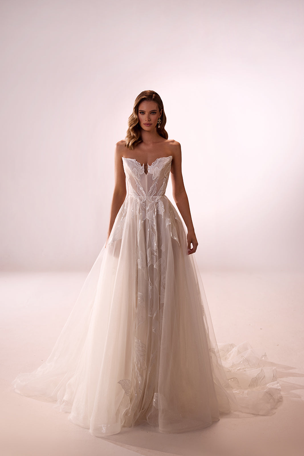 Abito da sposa boho moderno Calla con bolero in pizzo di DAMA Couture (foto in studio)