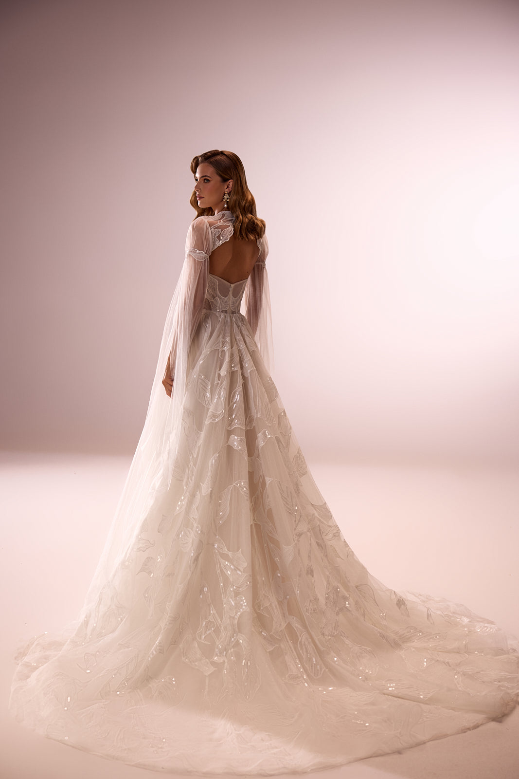 Abito da sposa boho moderno Calla con bolero in pizzo di DAMA Couture (vista posteriore in studio)