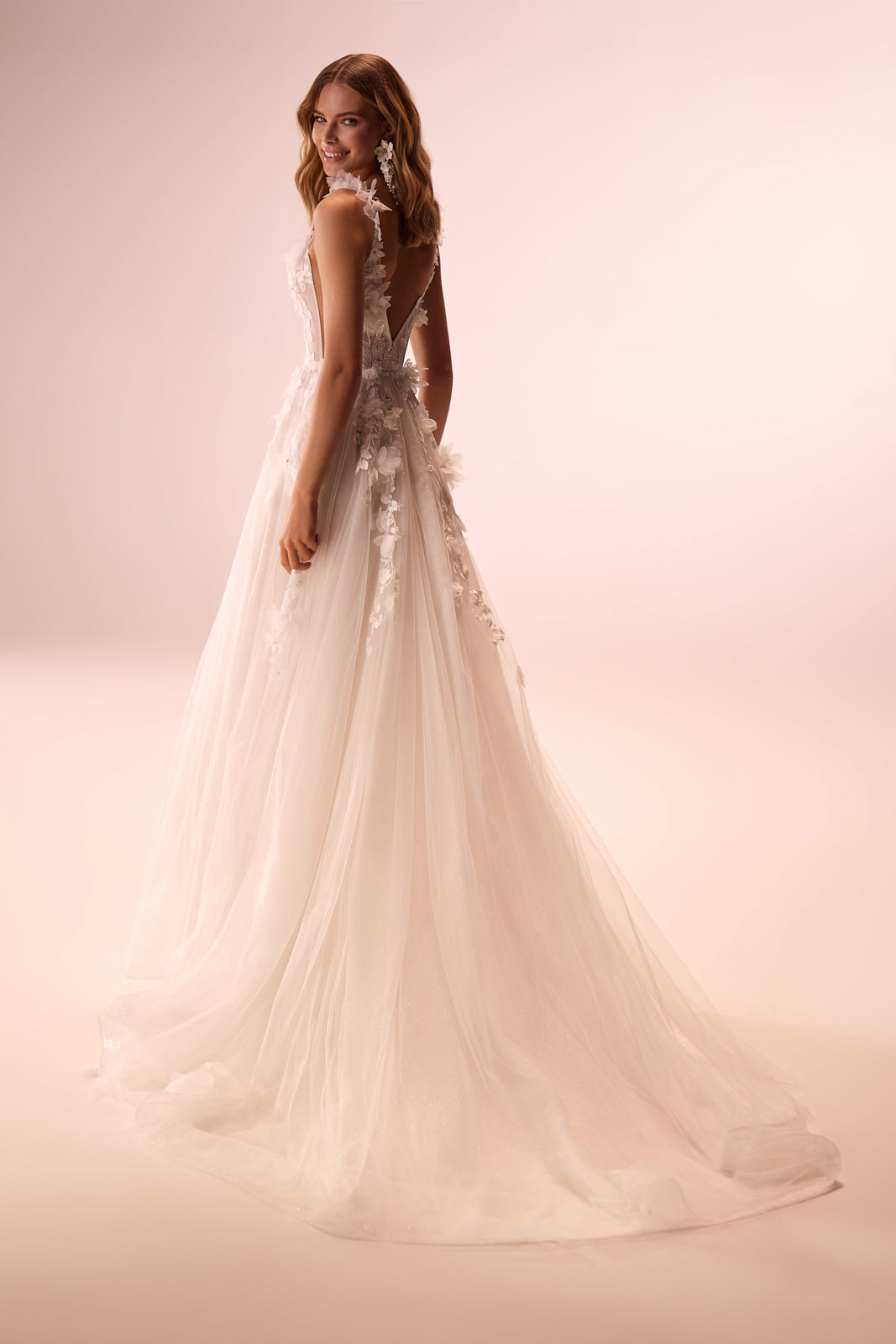 Abito da sposa romantico Calypso di DAMA Couture (vista posteriore in studio)