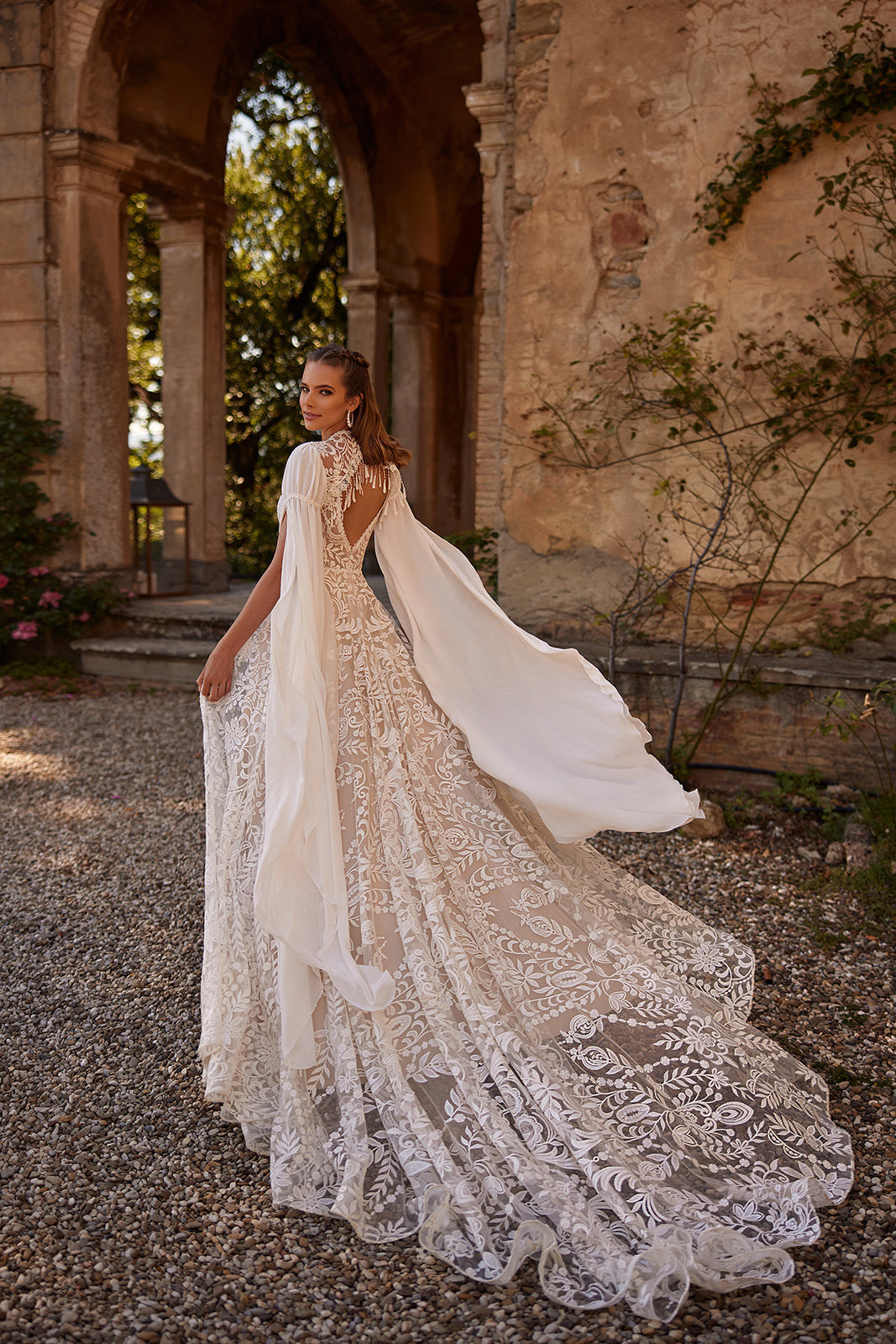 Abito da sposa boho Cassidy con maniche, per un matrimonio lontano da casa, di DAMA Couture (foto principale)