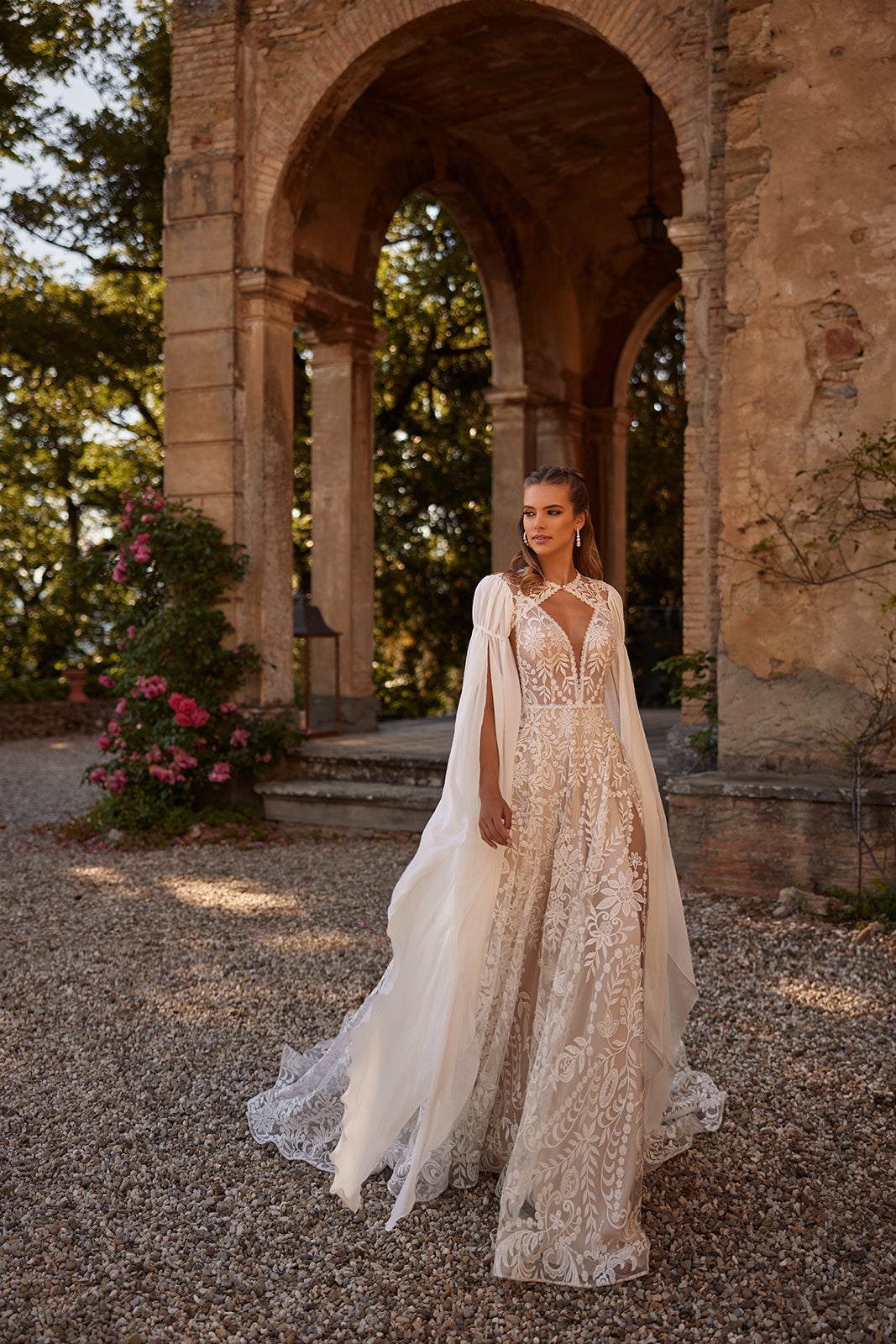 Abito da sposa boho Cassidy con maniche, per un matrimonio lontano da casa, di DAMA Couture (vista frontale)