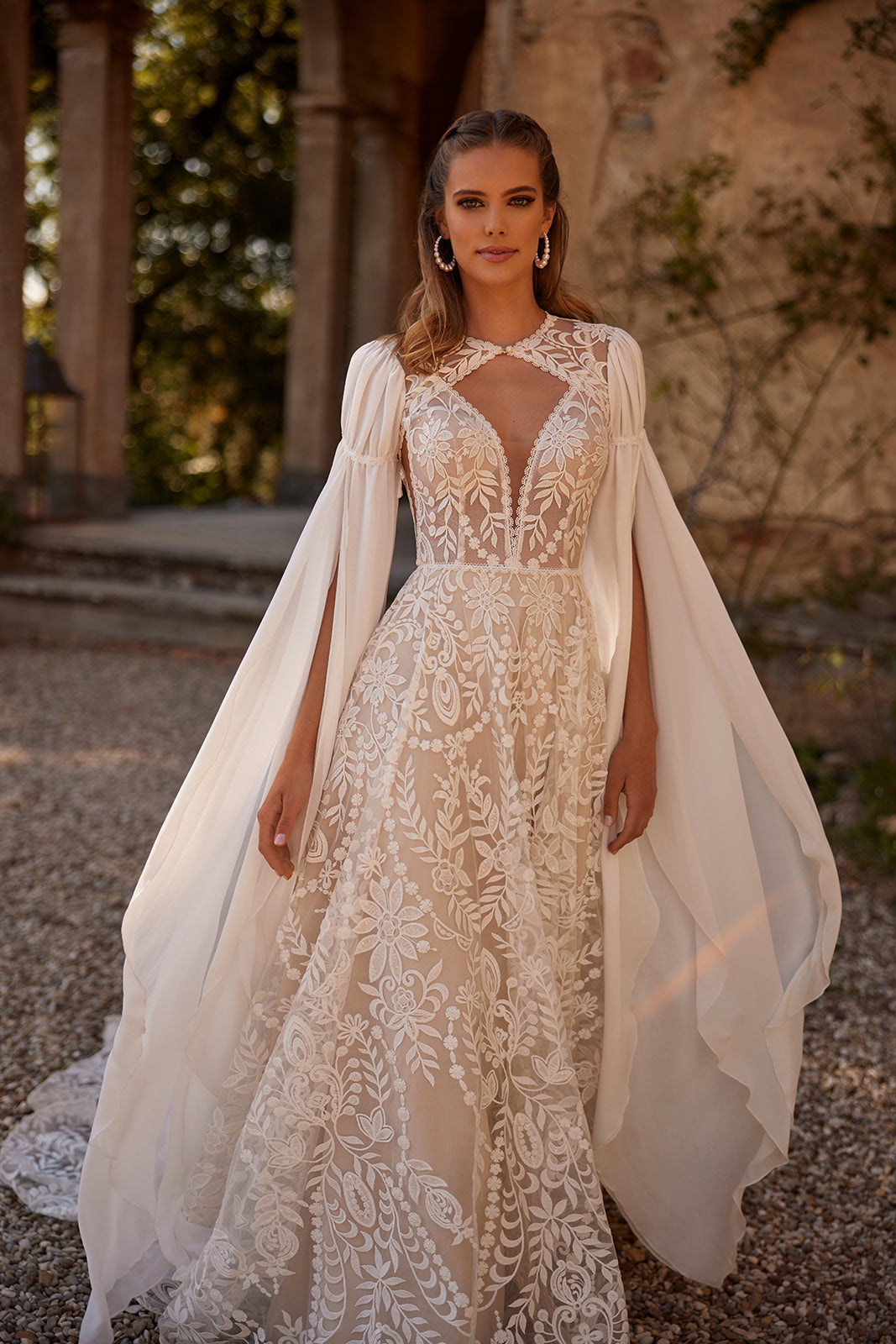 Abito da sposa boho Cassidy con maniche, per un matrimonio lontano da casa, di DAMA Couture (dettaglio)