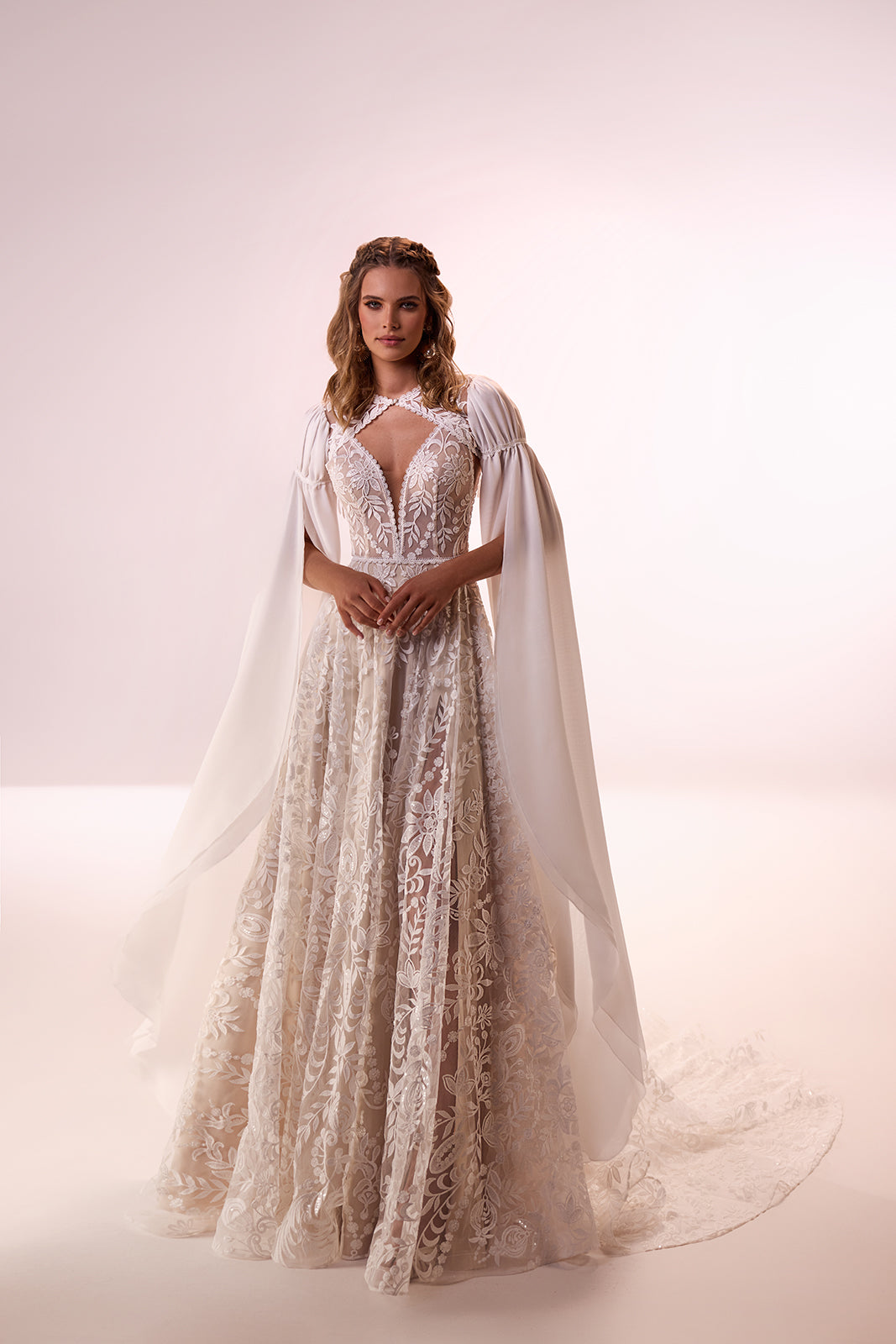 Abito da sposa boho Cassidy con maniche, per un matrimonio lontano da casa, di DAMA Couture (foto in studio)