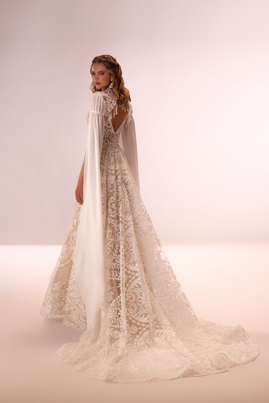 Abito da sposa boho Cassidy con maniche, per un matrimonio lontano da casa, di DAMA Couture (vista posteriore in studio)