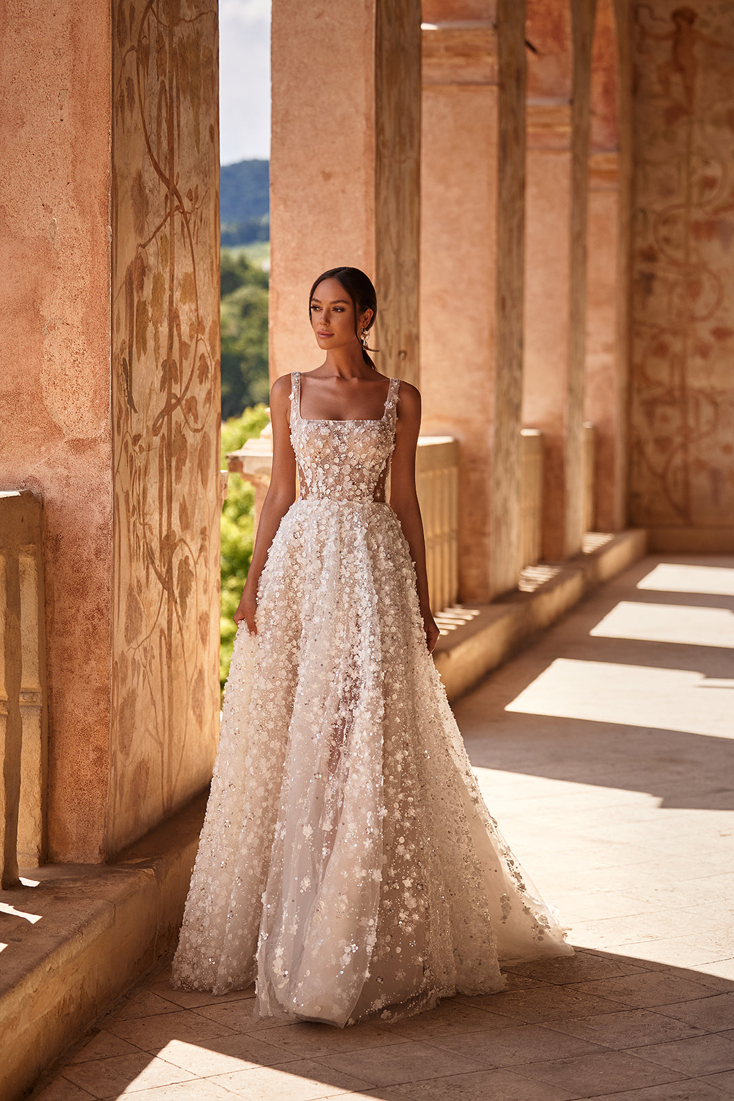 Abito da sposa glamour a trapezio Cathelyn di DAMA Couture (vista frontale a figura intera)